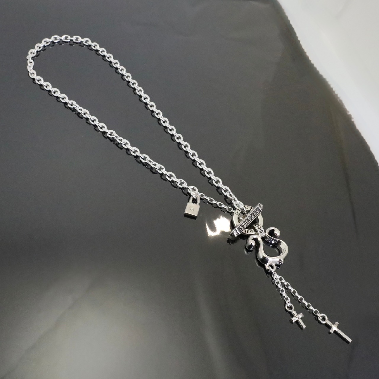 RHYTHMIC HORSESHOE LARGE with CROSSES T-BAR NECKLACE / リズミックホースシュー・L ウィズ クロス Tバー ネックレス