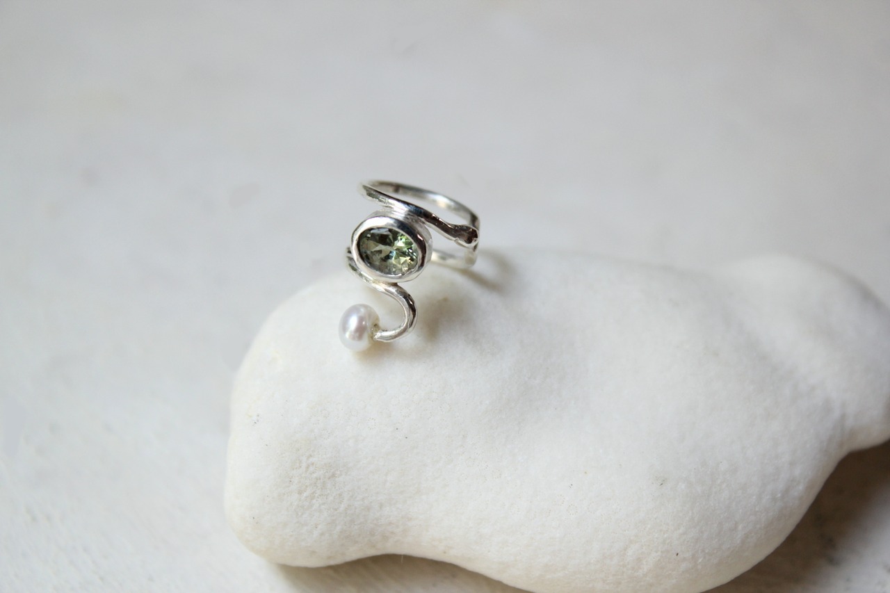 ゾイサイトと淡水パールのイヤーカフ