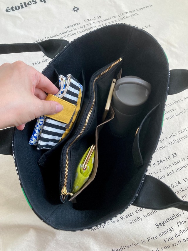 １年半ぶりに復活・トートバッグMサイズ・前面スマホポケット・ポケットいっぱい（グリーンフラワー）