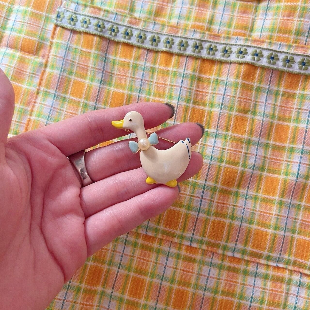 pearl ribbon duck brooch
