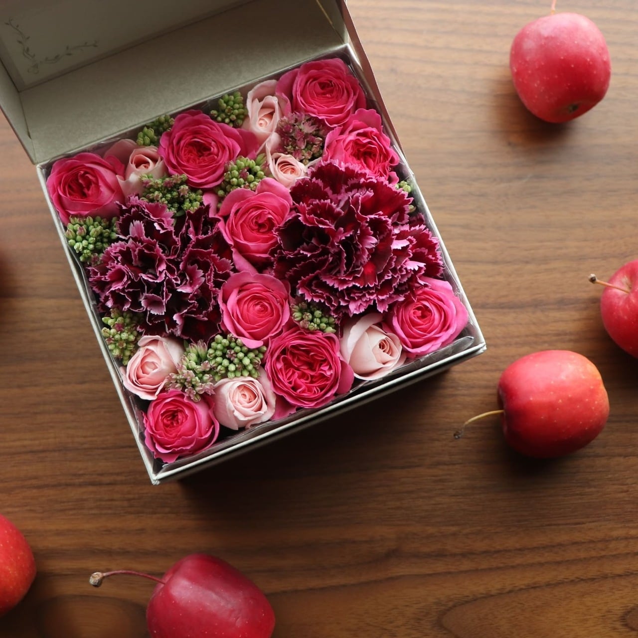 ボックスフラワー電報【季節のピンク系の花でおまかせ】 | レペ