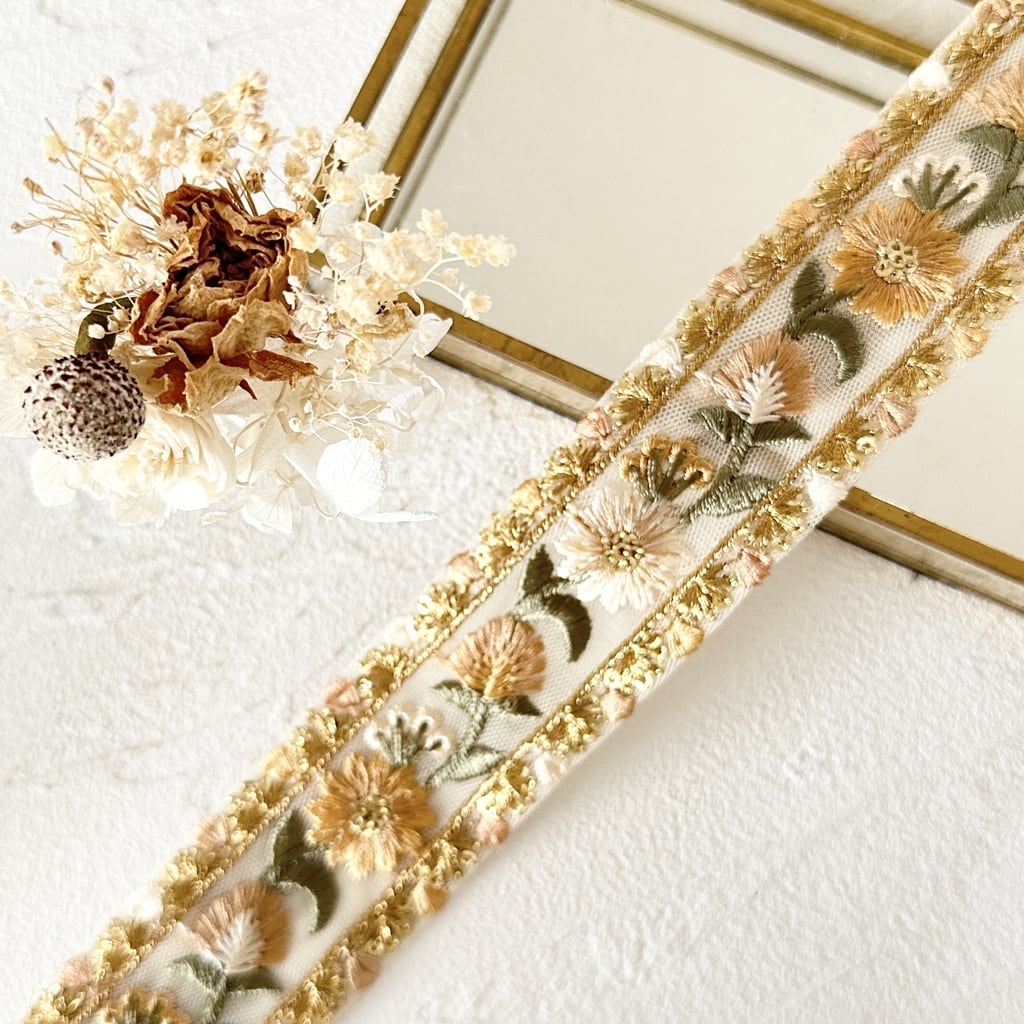 ご検討中】 ホワイトフラワーにインド刺繍リボンタッセル ご検討中