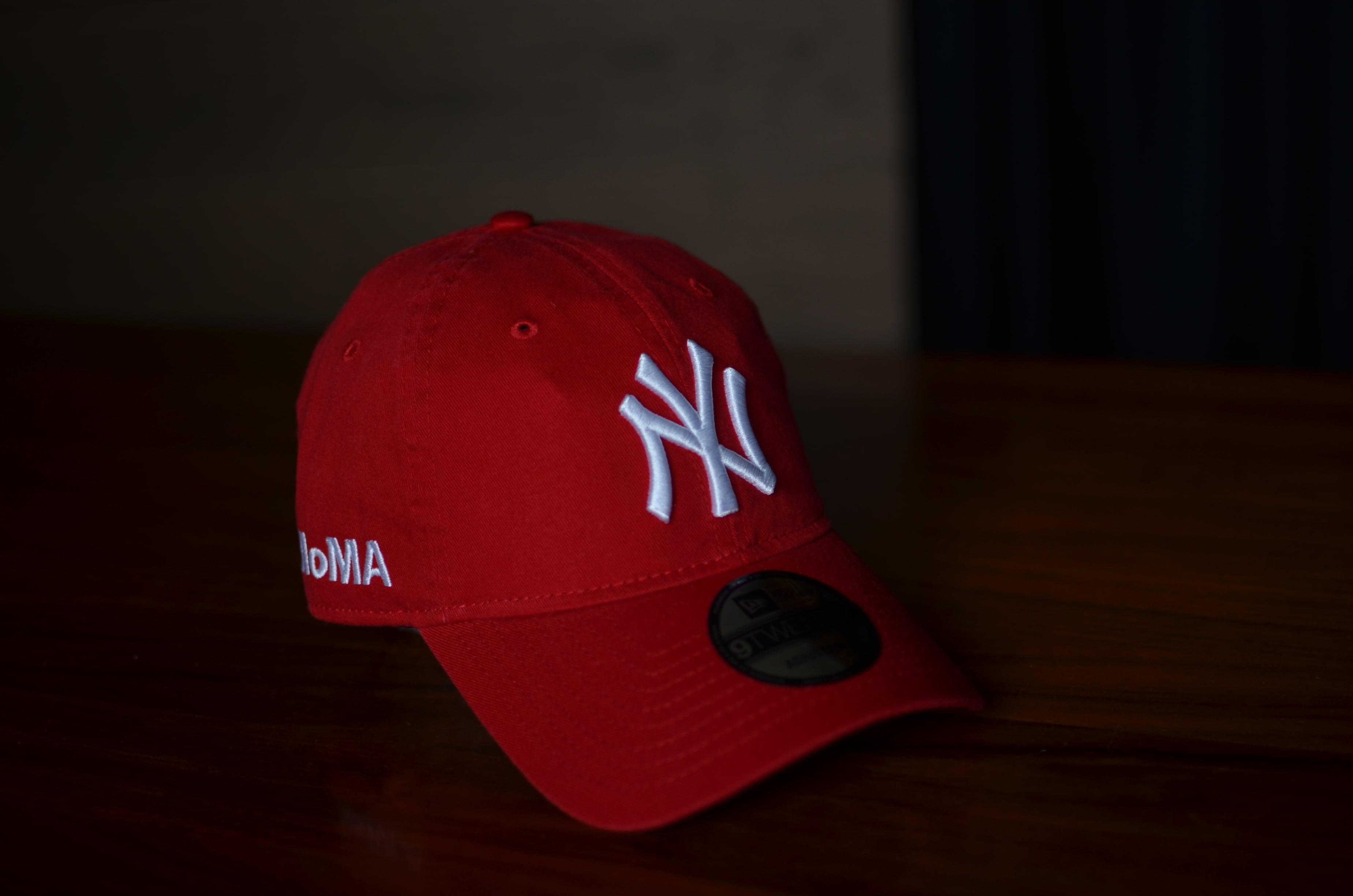 MOMA CAP (red) プレゼント付き