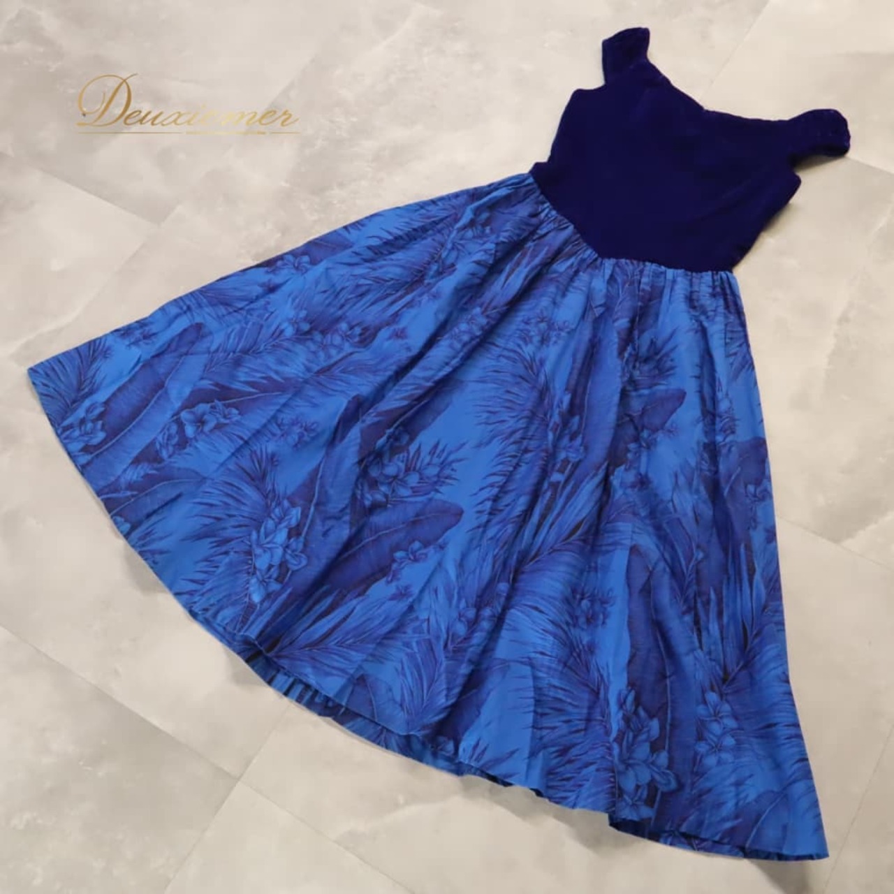 フラダンス 衣装 CC Fashions CCファッション ワンピース ドレス ブルー系 ベロア生地 高級感 プルメリア柄 花柄 植物柄 ハワイアンプリント ハワイアン アロハ フラ ダンス レッスン 練習 ハワイアンダンス フレアスカート ノースリーブ 青 紺 ネイビー系 華やか 鮮やか かわいい おしゃれ 上品