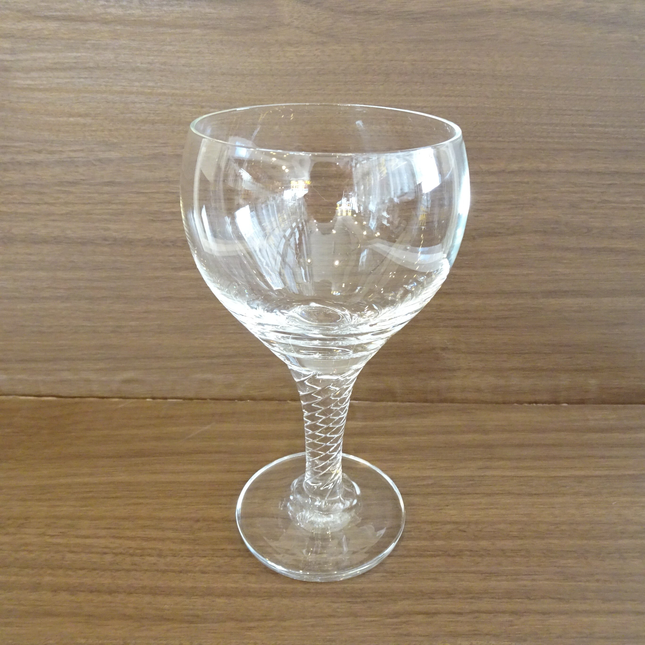 らせんの脚の古いグラス