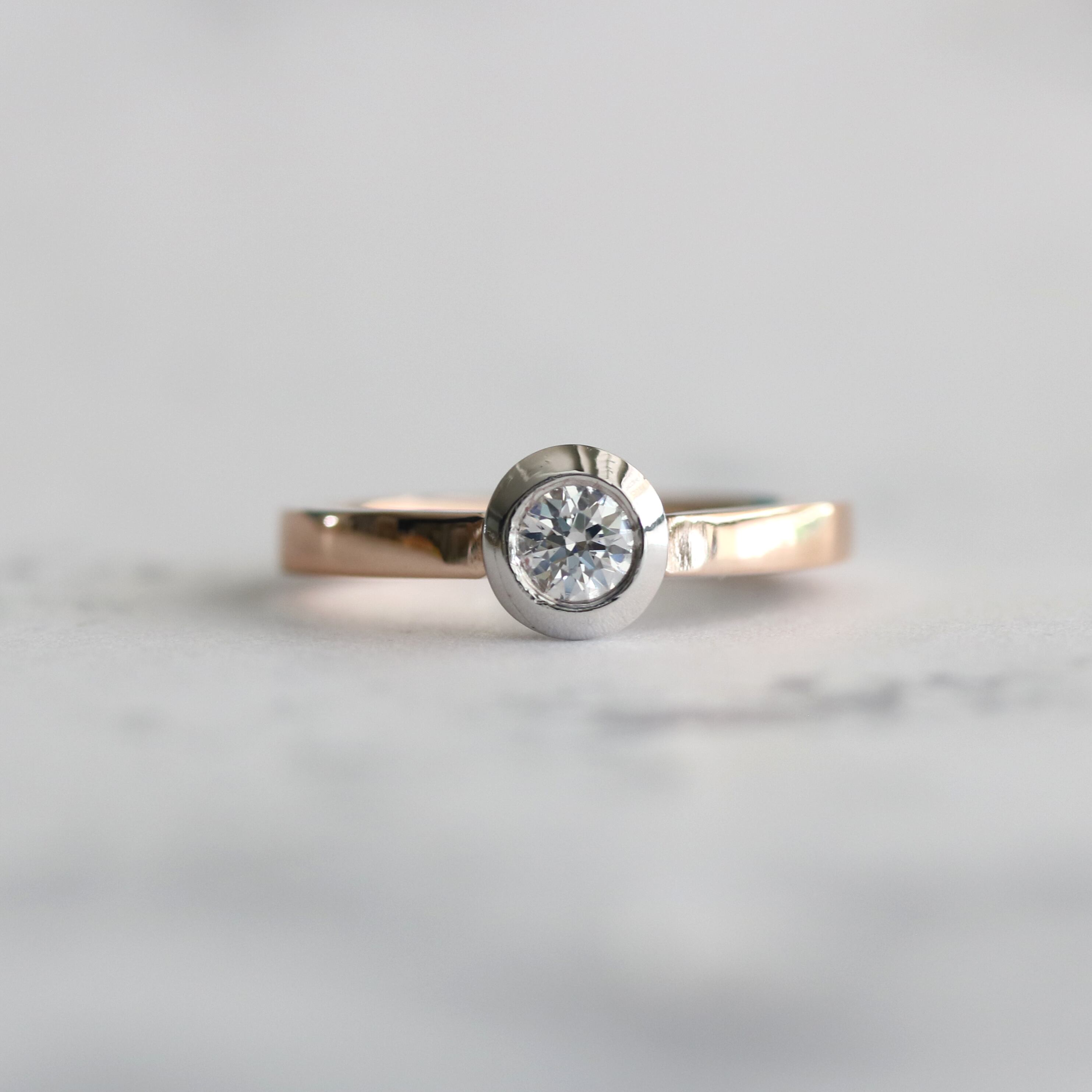 【婚約指輪】ラウンドフレーム_フクリン_Pt900×K18PG