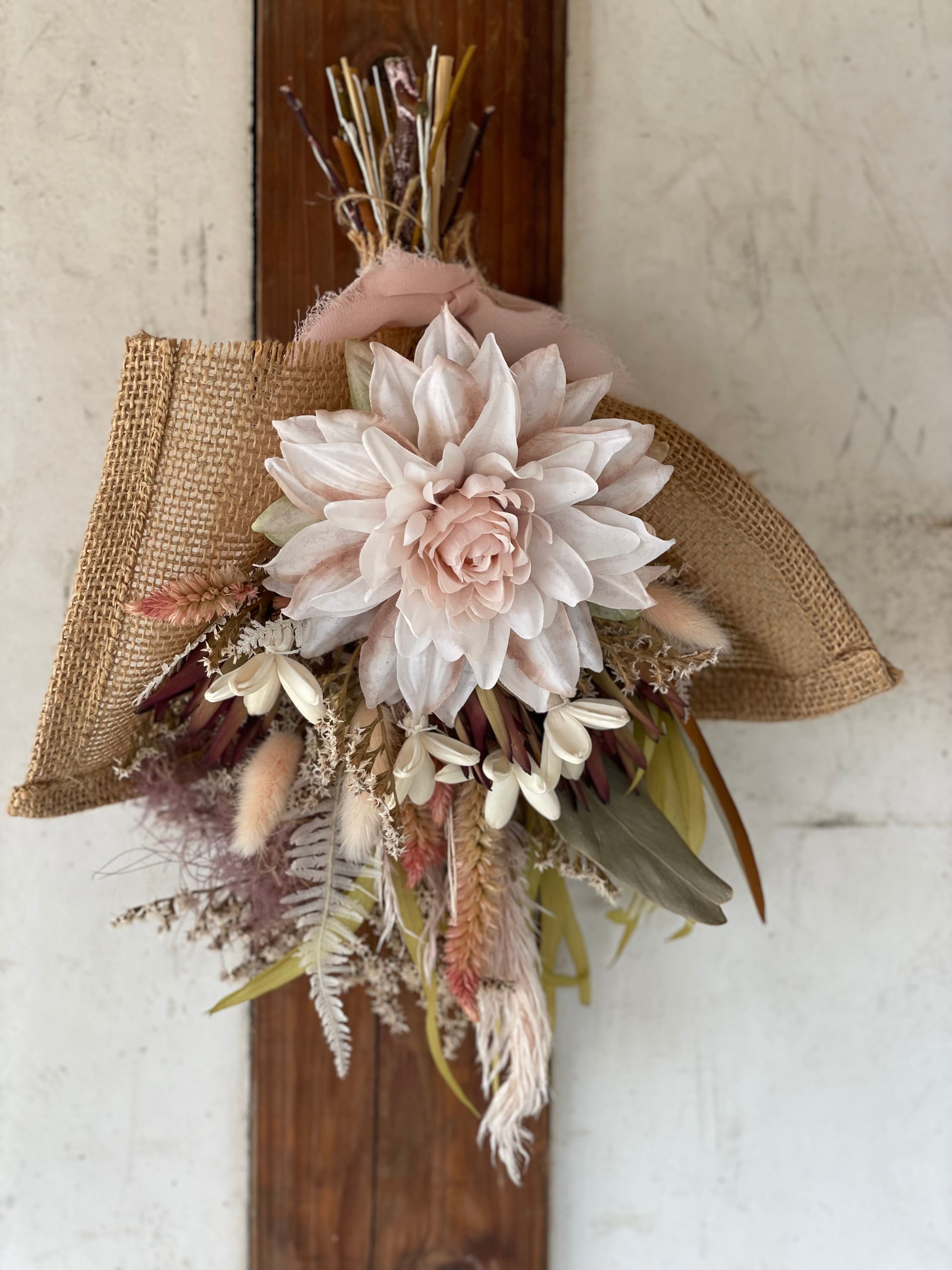 粟と夏のサンキライにベルギーナッツやユーカリを束ねた スワッグ