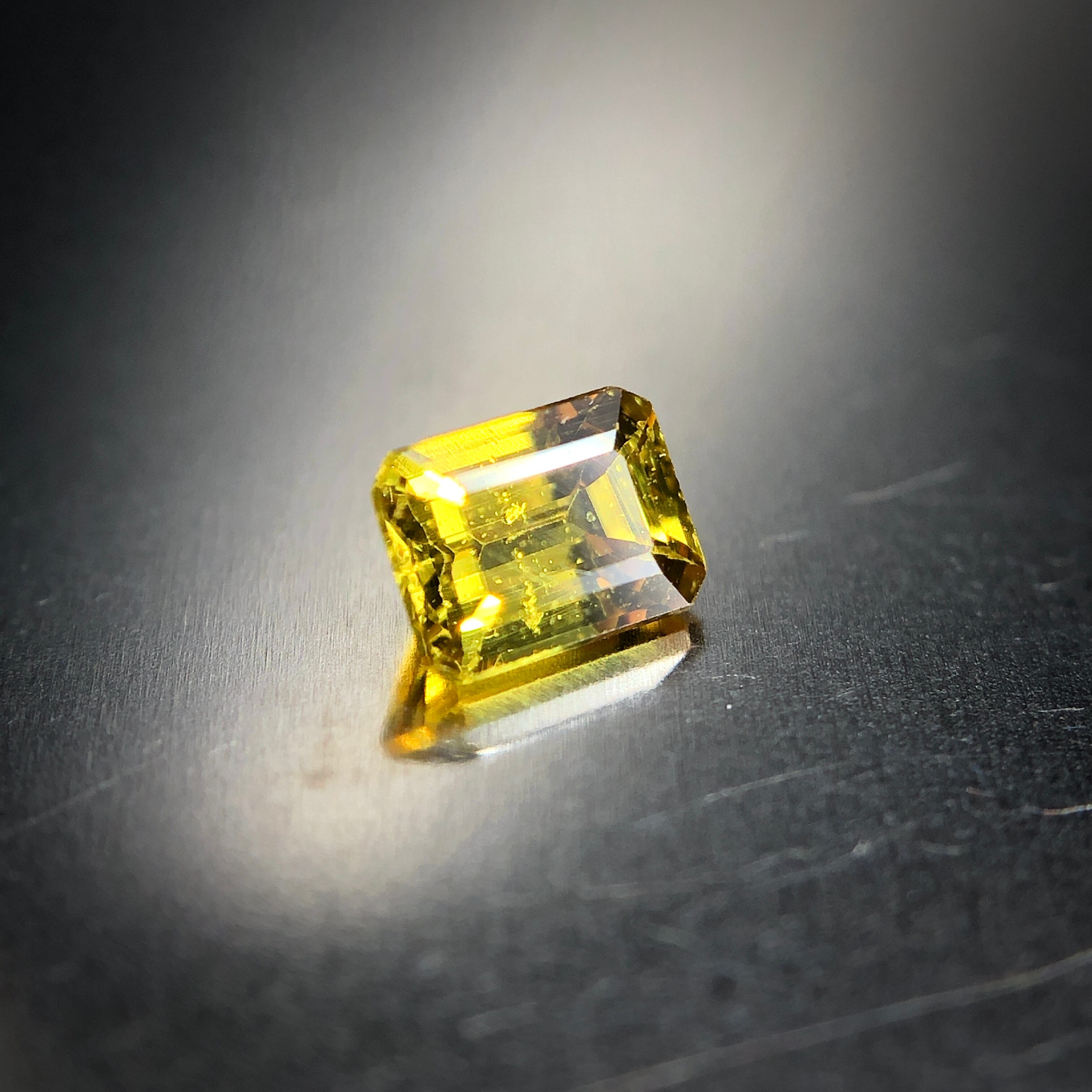 向日葵のような色彩 0.31ct 天然 イエローサファイア | Frederick’s Gems&Jewelry powered by BASE