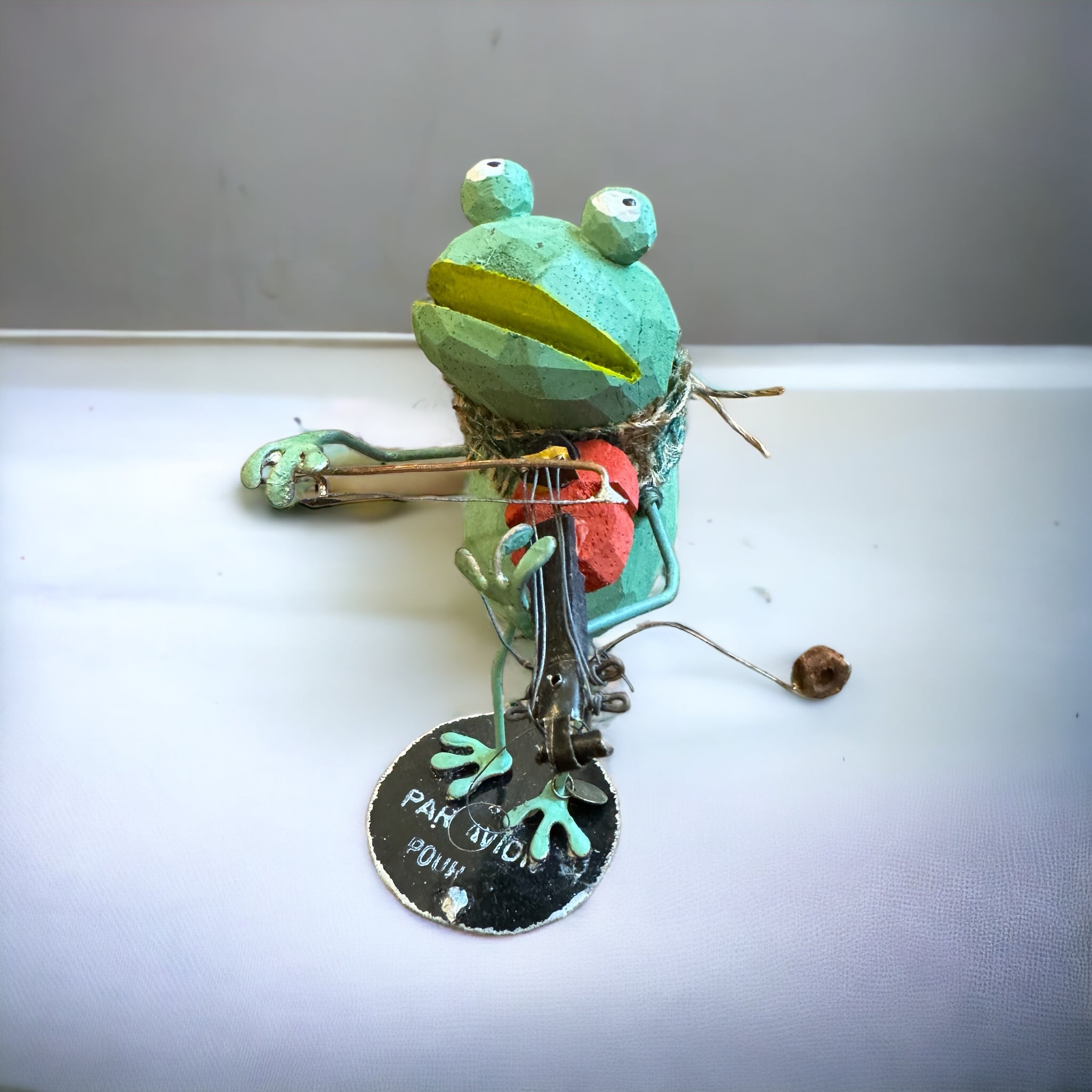 TALA 手彫りオブジェ カエル ジョルジュ | teshigotoya ねむの木の豆