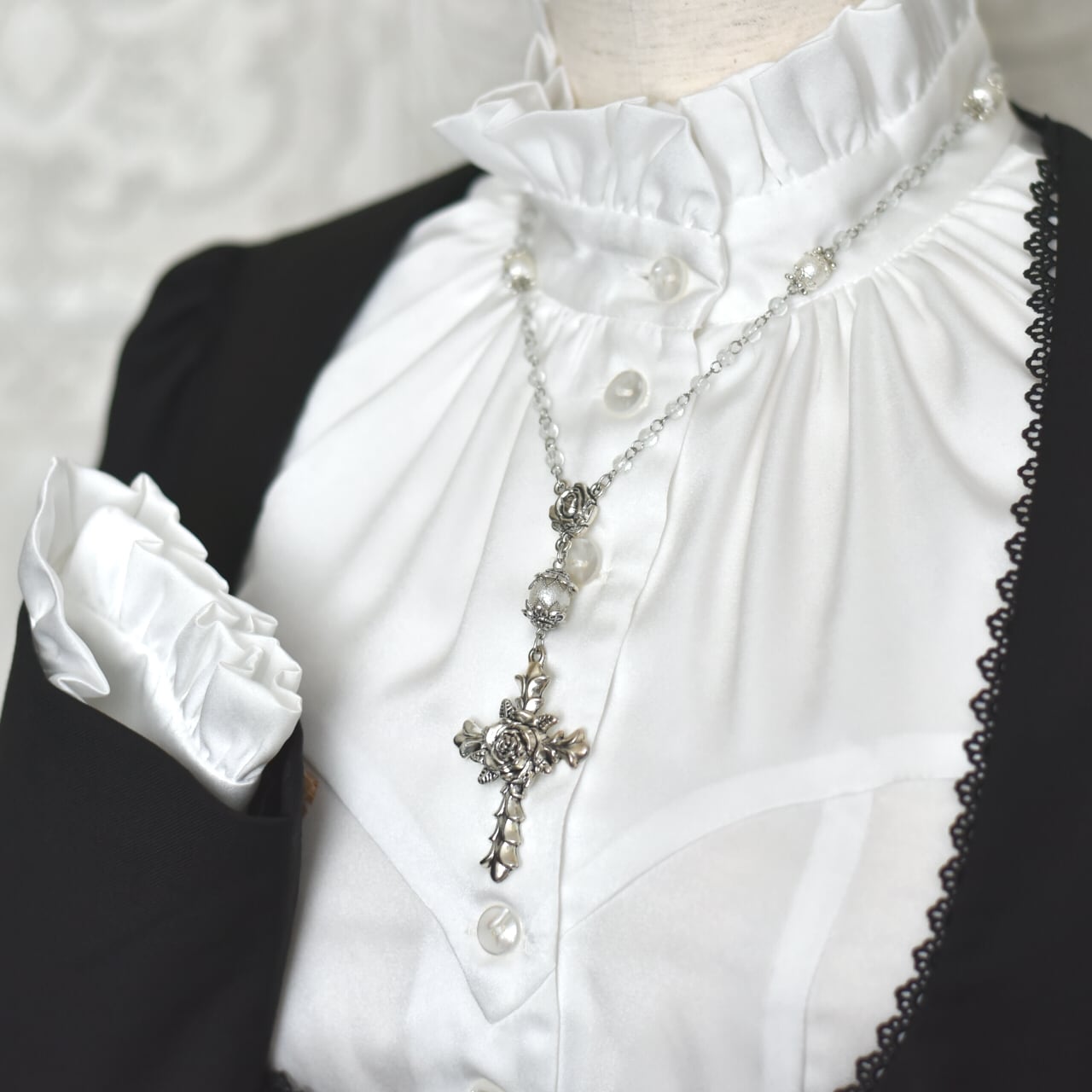 純白の儀式|薔薇と十字架のロザリオ風ロングネックレス/ゴシック ホワイト シルバー クラシカル フォーマル アンティーク