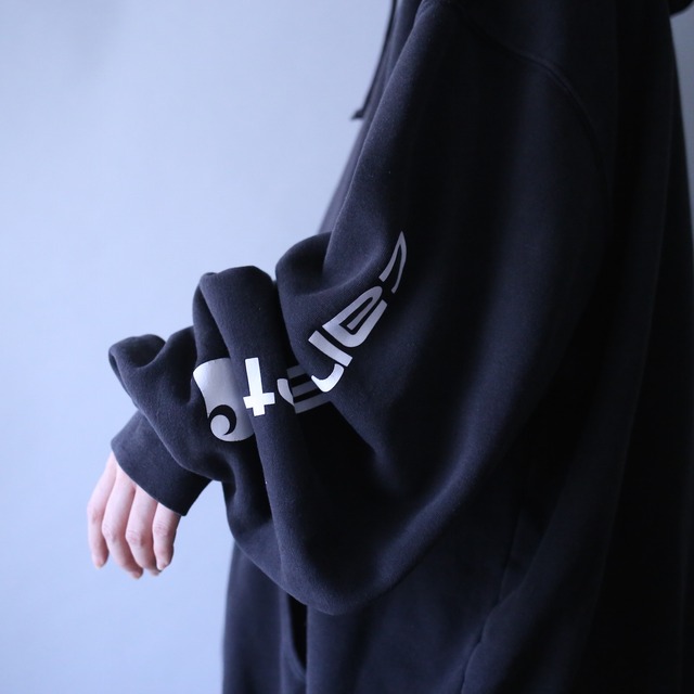"Carhartt" sleeve logo printed over silhouette black sweat parka
