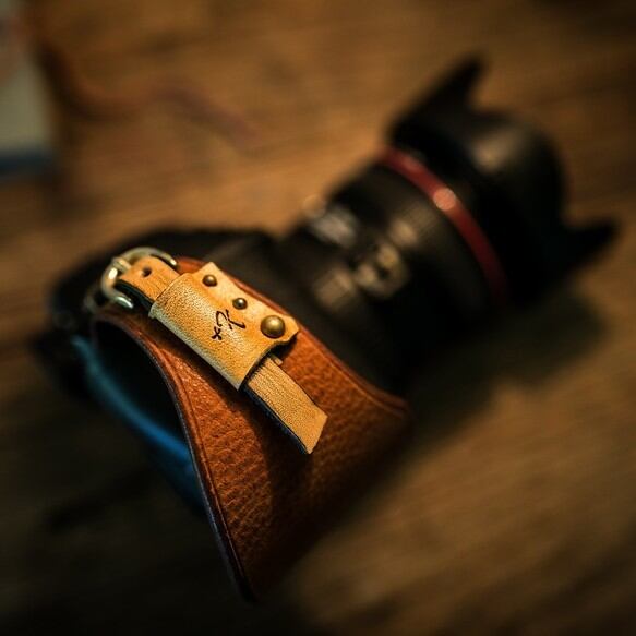 新品本革ガンホルダータイプ　カメラストラップ　柄入り 新品本革ガンホルダータイプ カメラストラップ 柄入り