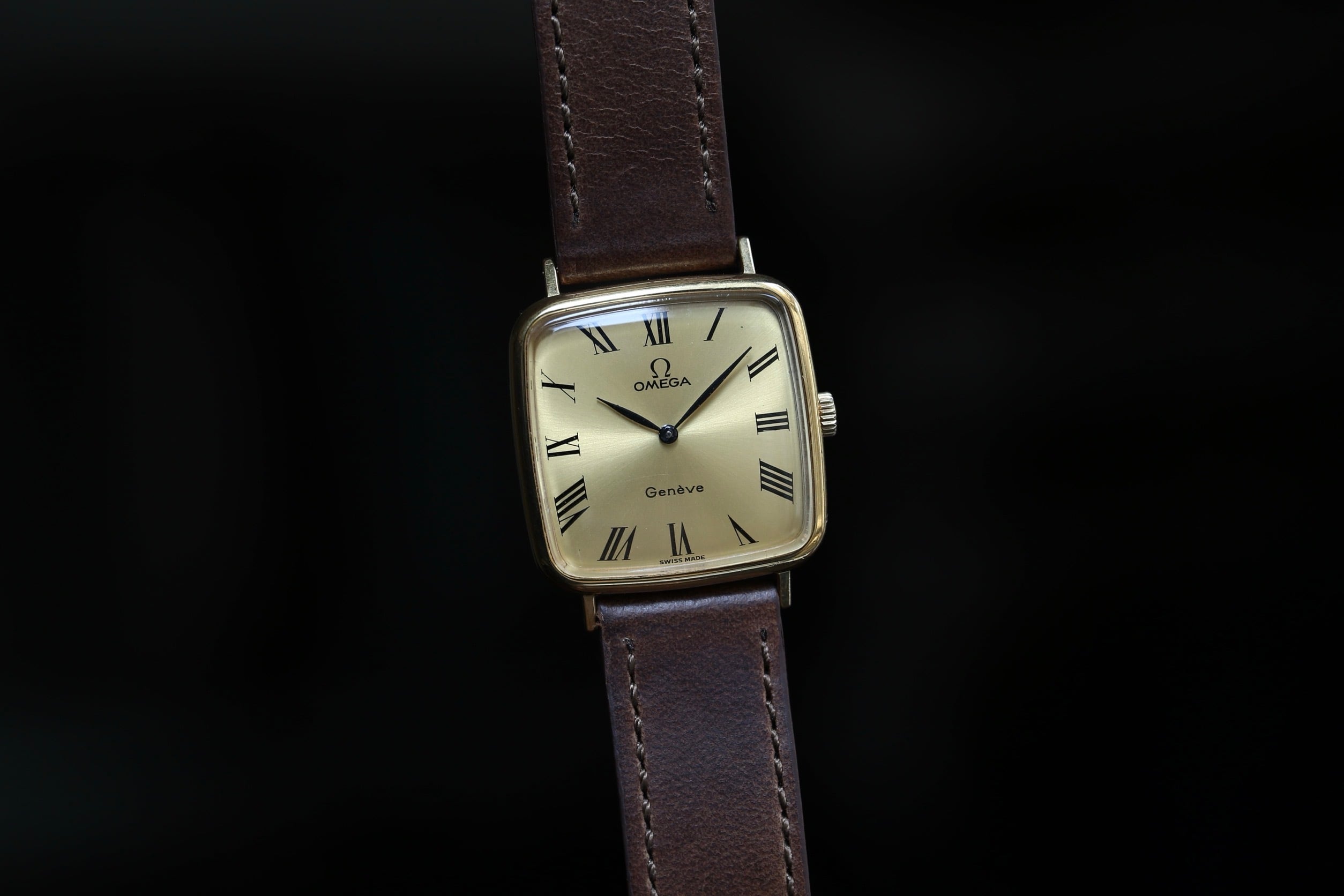 【オーバーホール済み】オメガ ジュネーブ レディース 秒針付き 1974年製造 OMEGA 】1974年製 オメガ ジュネーブ スクエア型 ゴールドサンレイ