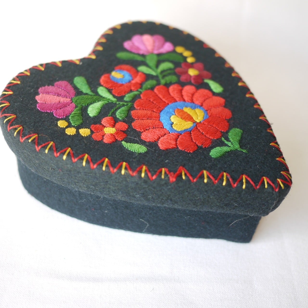 赤と黒の花刺繍収納ボックス マチョー刺繍の箱 黒 ハンガリー | こりすのパン屋Base店 （世界の