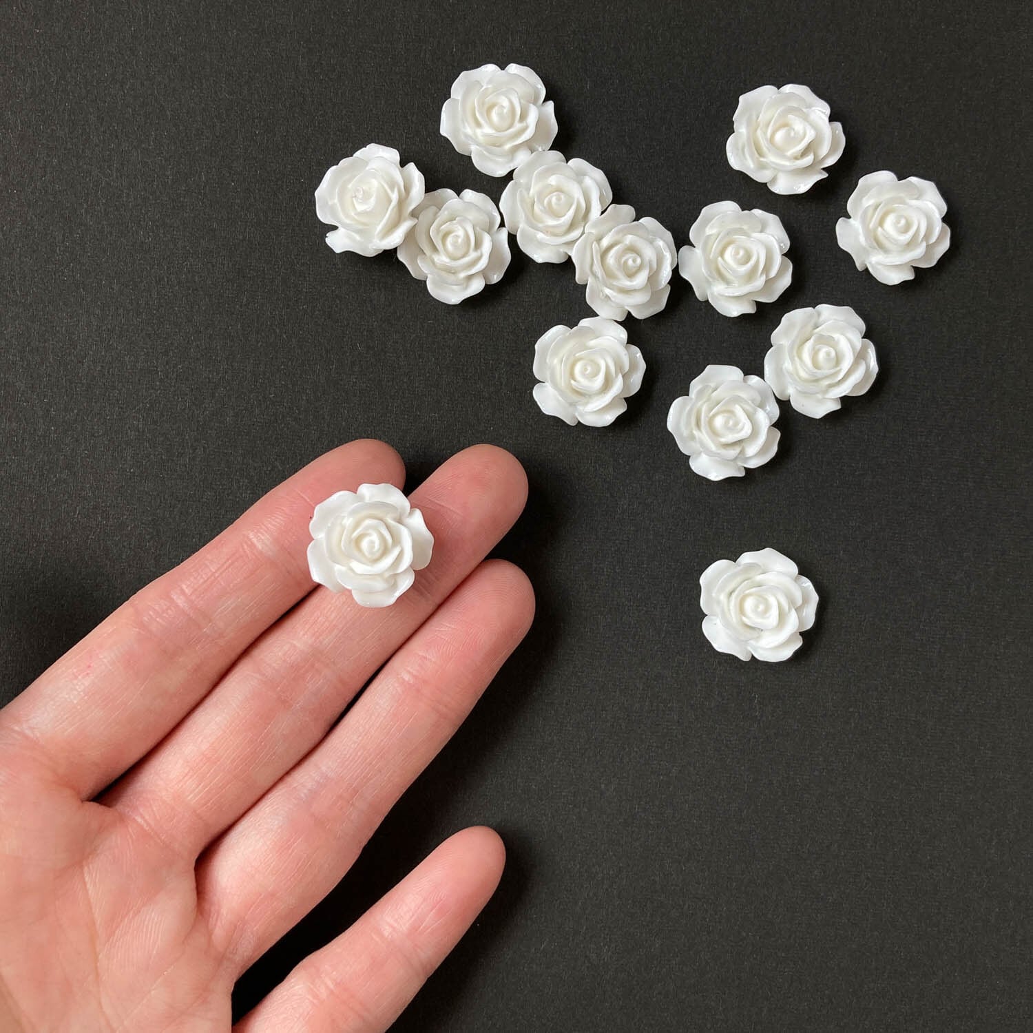 バラの彫刻パーツ ホワイト 手芸用 オンライン限定》白バラのカボション | Dua-アクセサリーパーツショップ