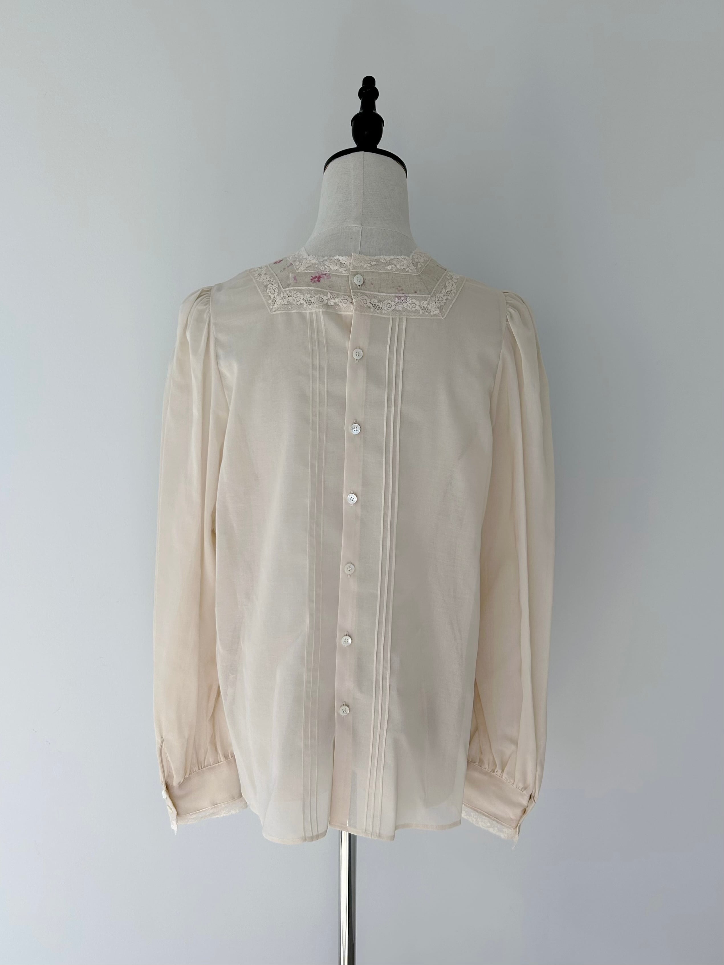 Bilitis dix-sept ans Flower Inserted Blouse | KOKO
