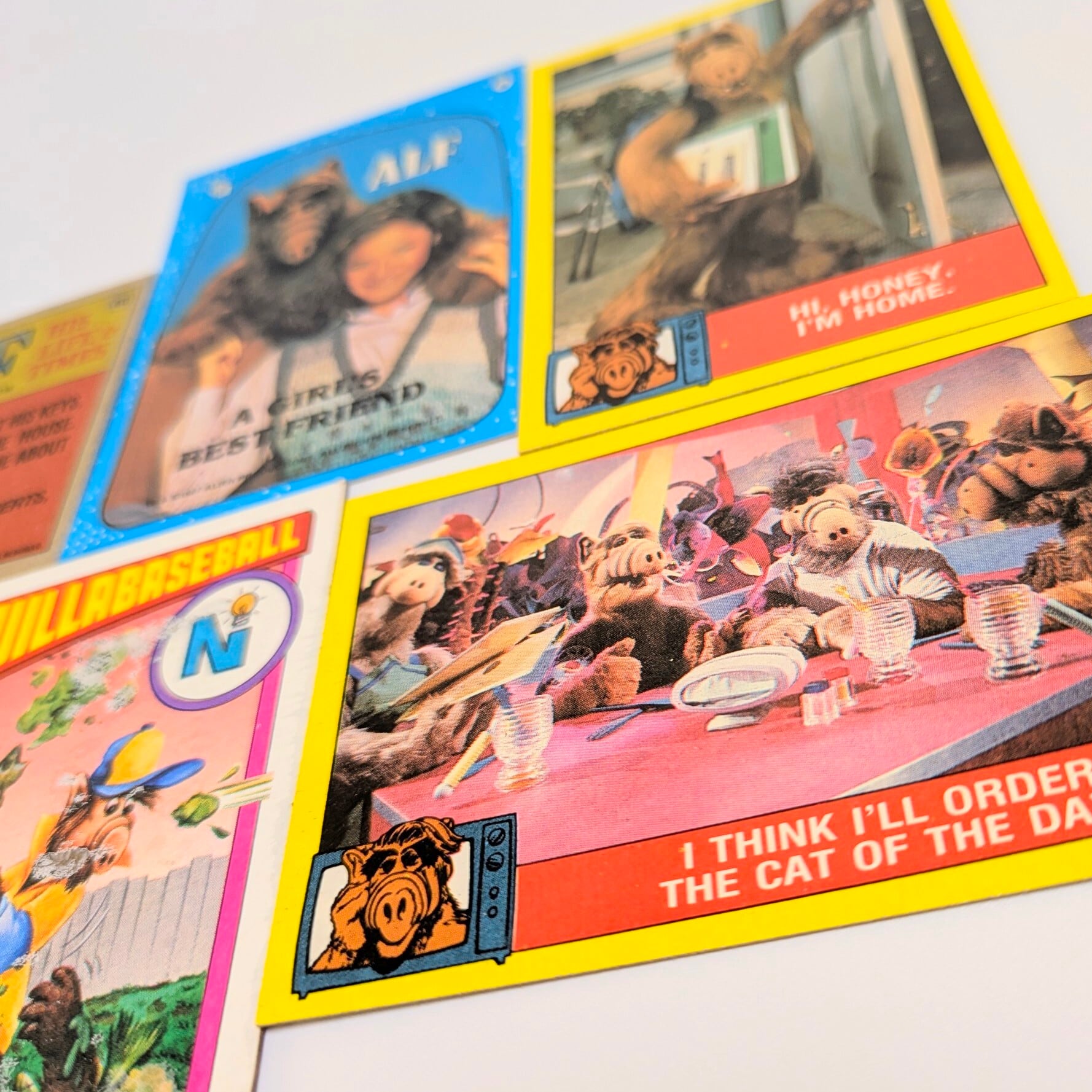 ☆送料無料！☆1987年製 Topps【 ALF（アルフ）Series 1 】VINTAGE トレーディングカード ステッカー 単品 （1個=5CARDS + 1STICKER）〚アメリカン雑貨 アメトイ〛