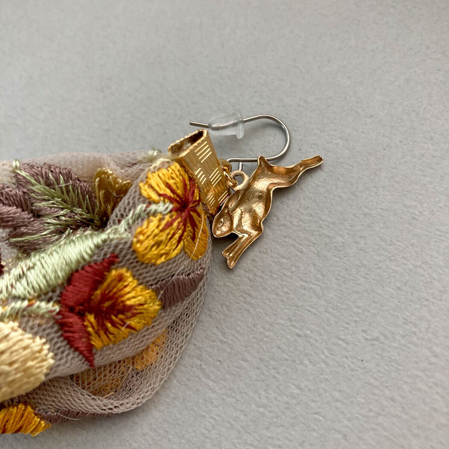 真鍮うさぎとぷっくり刺繍リボンの〈ピアス/イヤリング〉 | Dua
