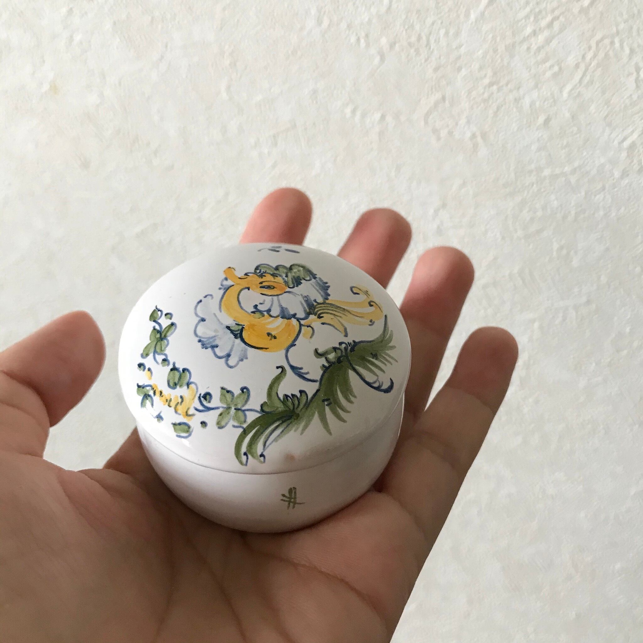 謎の模様のいれもの