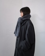 FOURAM - Fox Cashmere Muffler ：Gray｜ロゴ入りシルバーのピンブローチ／フォックス×カシミヤ