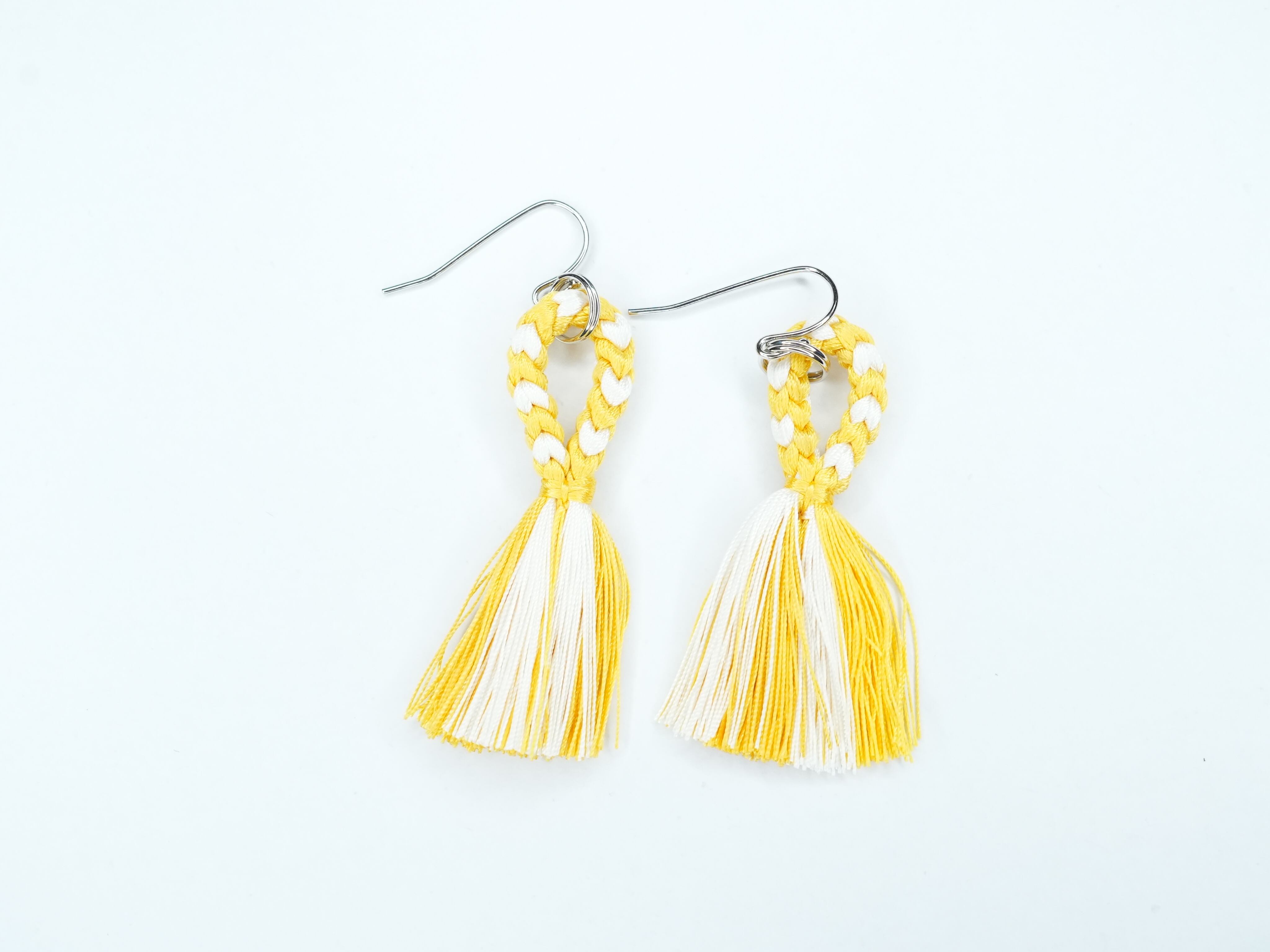 組紐アクセサリ― ピアス キャラクター推しカラー 黄色① | 真澄結びのKTP