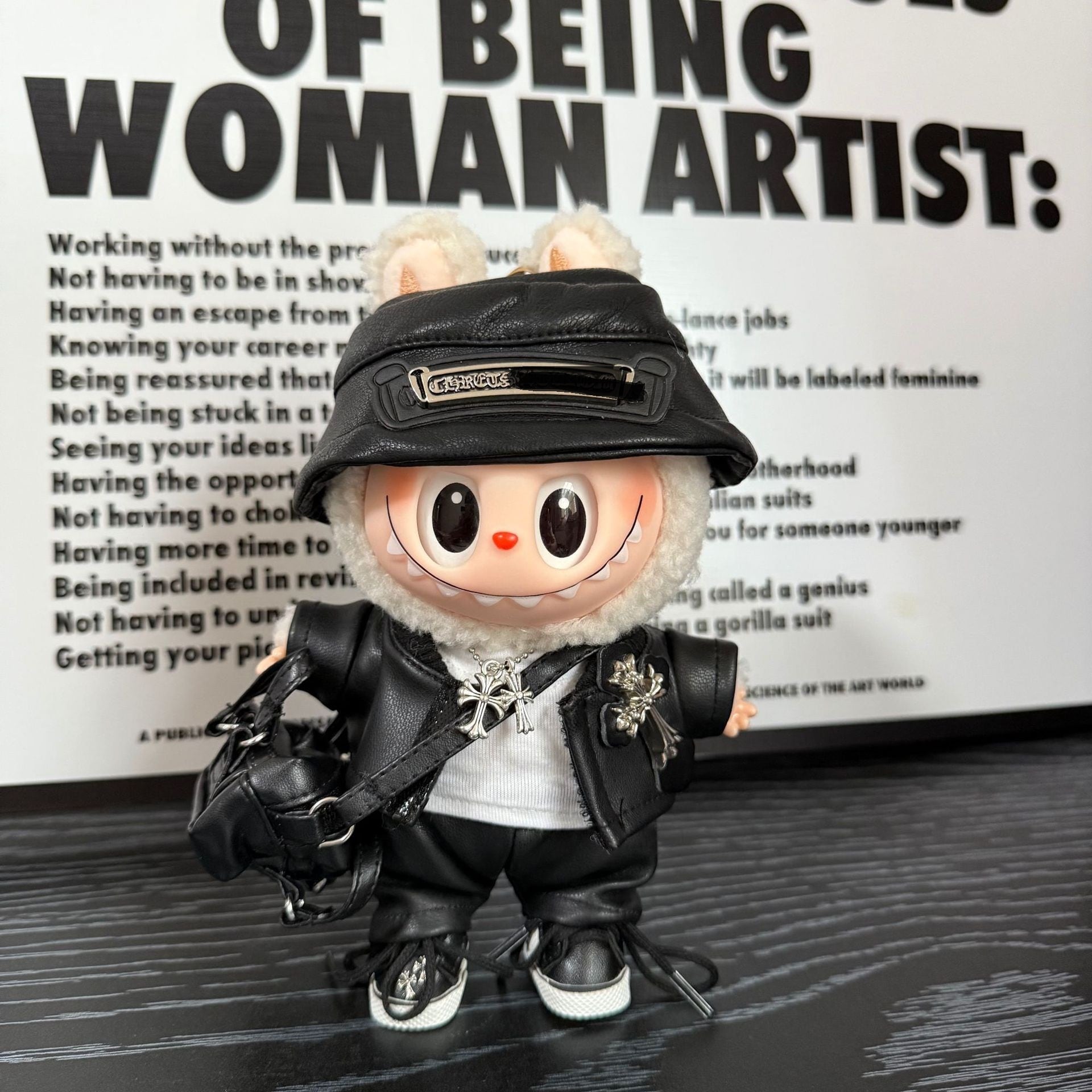 レザージャケット+ Tシャツ+ パンツ+帽子+靴+バッグ+ネックレス Labubu