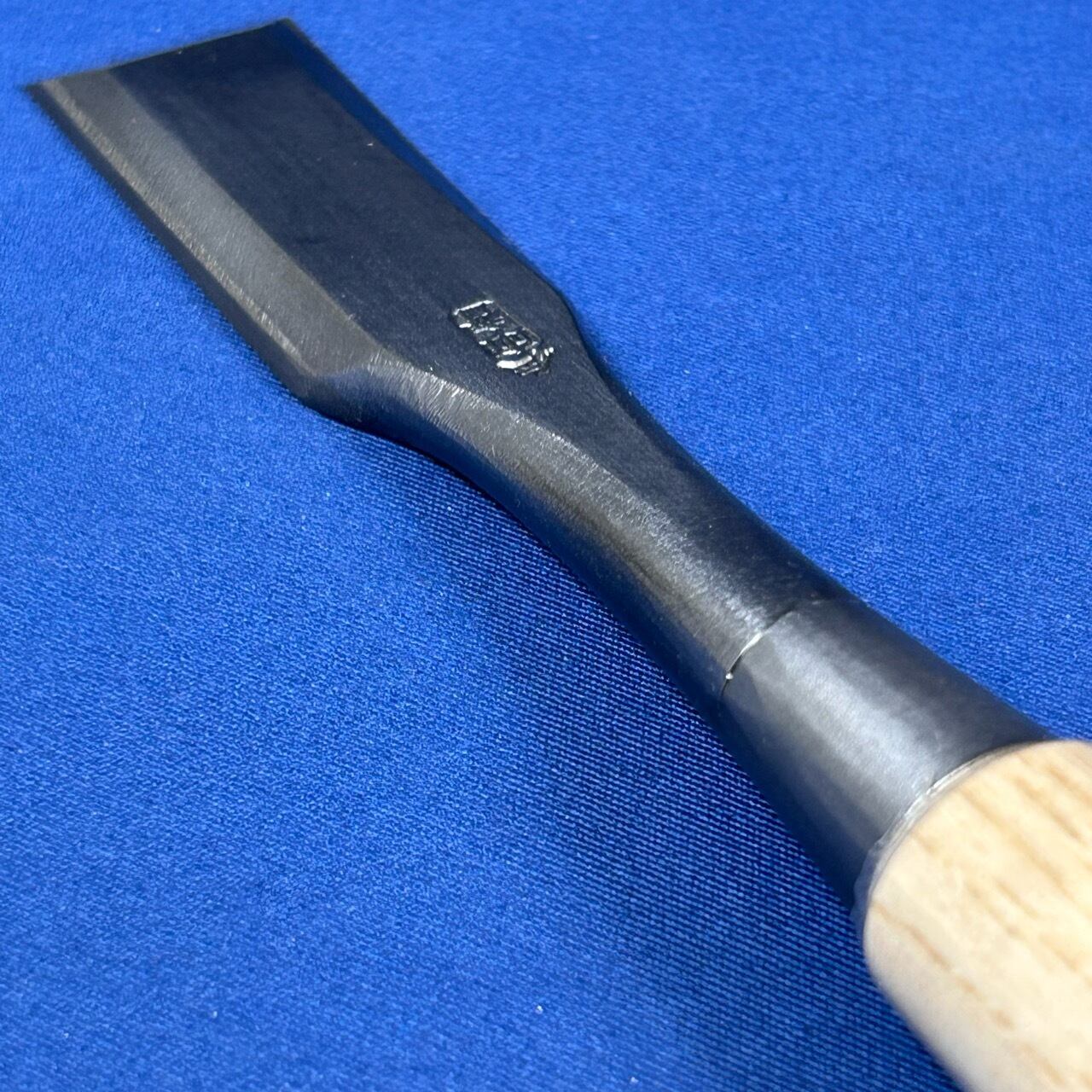 田齋明夫作 / 脇差し鑿 〈9分 / 27mm〉磨き仕上 / 革ケース付 | 利作