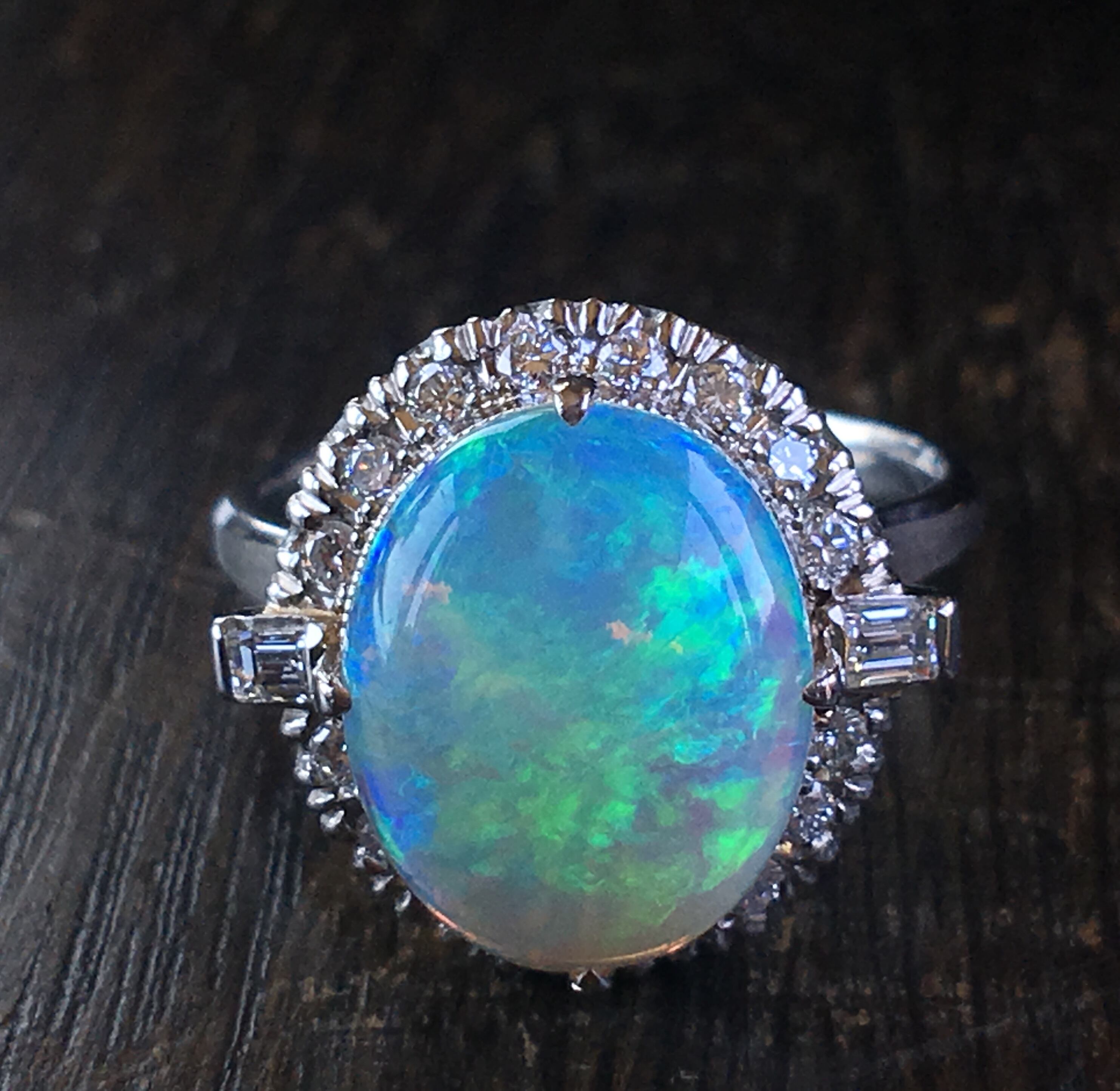 ヴィンテージ PTホワイトオパールにダイヤ取り巻きリング