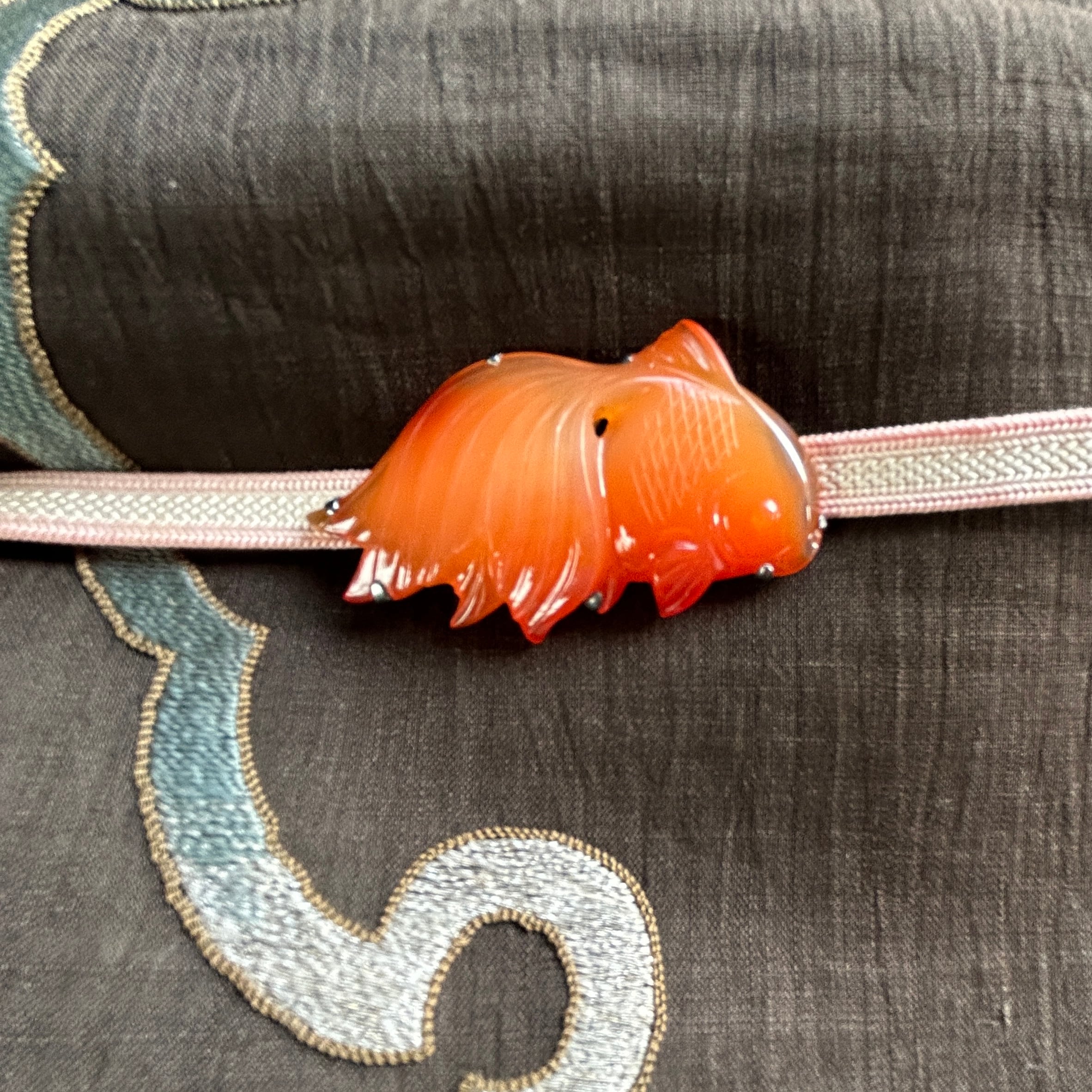 アンティーク　赤瑪瑙の金魚の帯留め