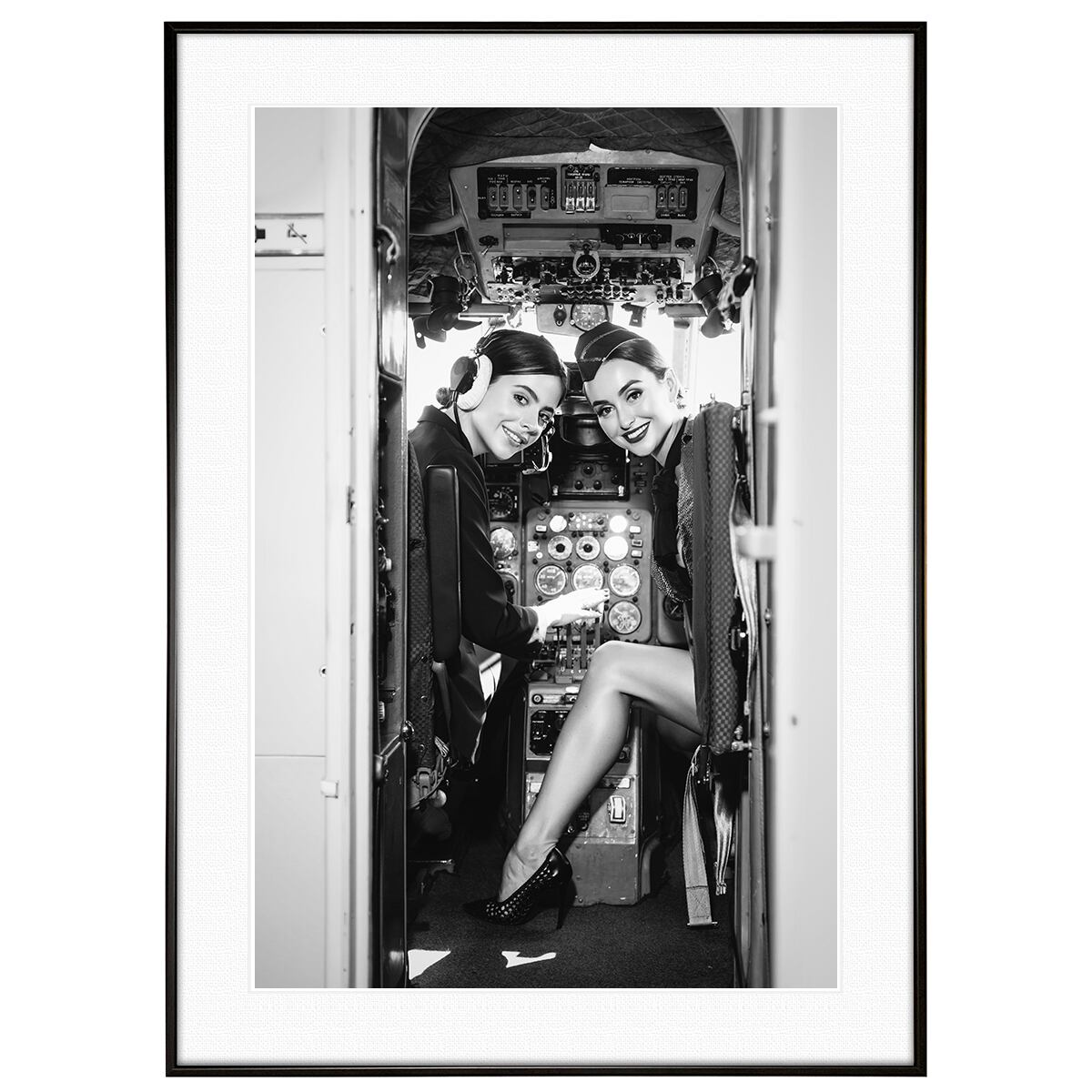 人物写真 コックピットに座る客室乗務員の女性 モノクロ インテリアアートポスター額装 AS3762
