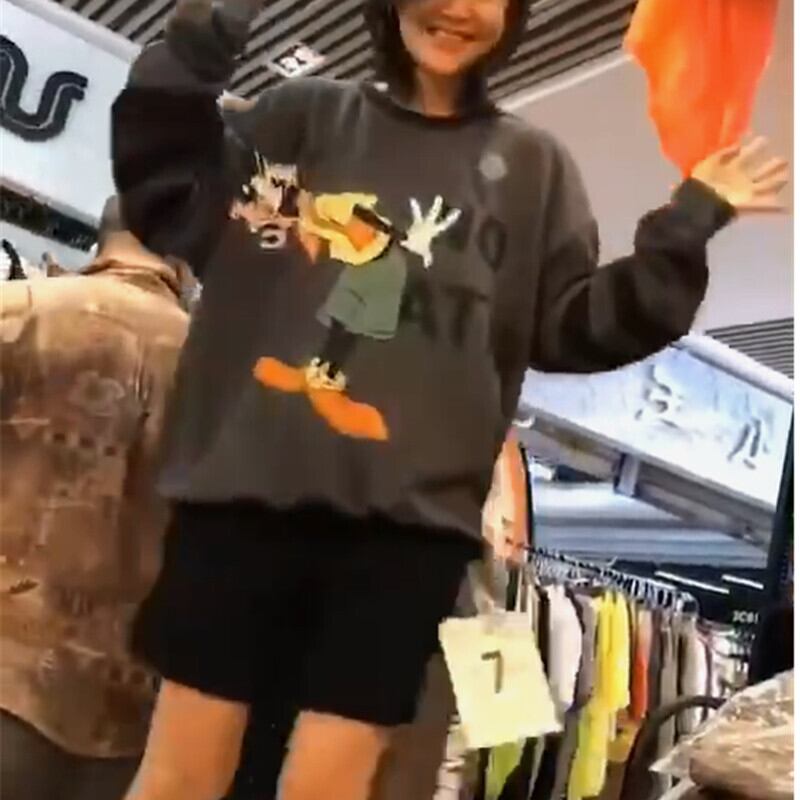 プラスサイズの女性の2020年の新しい長袖Tシャツバージョンのルーズな漫画のレターセーターのトレンディなトップスは薄くて用途が広い ミックスインファッション36112227810