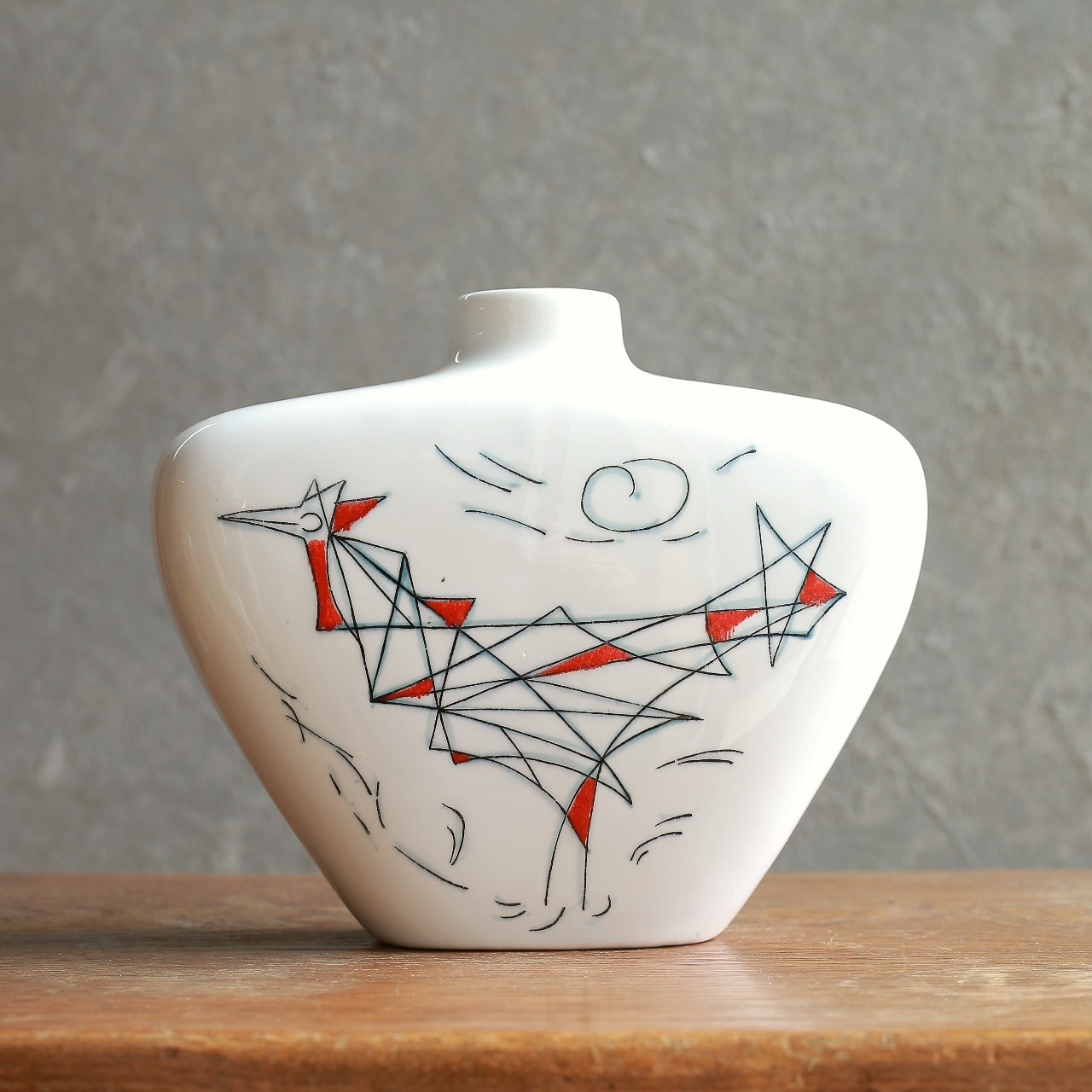 動物が描かれた、現代アートのようなフラワーベース