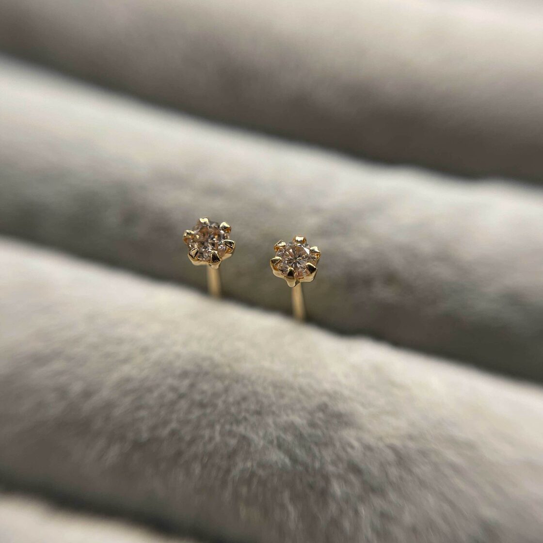 K18 天然ダイヤモンド スタッド ピアス トータル 0.10ct 18金 イエロー 