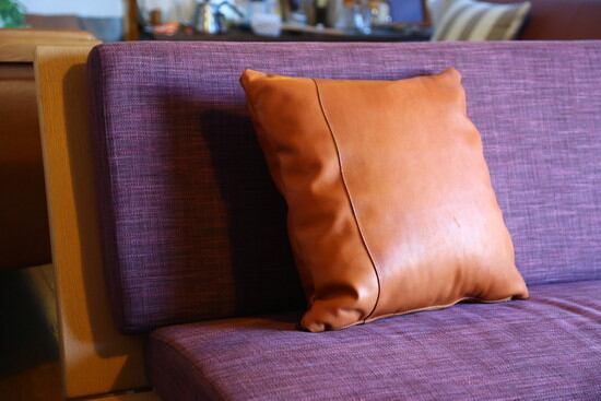 ヌメ革クッション | sourire by anisubari industry.