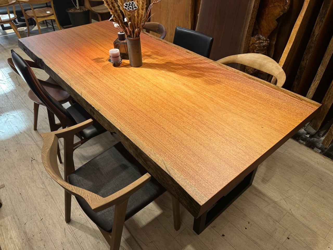 新品・未使用品！　サペリ無垢一枚板ダイニングテーブル NO1 サペリ 一枚板 ｜一枚板テーブル 通販｜大阪｜一枚板・無垢板家具