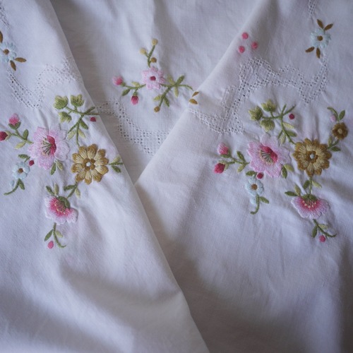 桜刺繍　サテンステッチテーブルクロス　ドイツヴィンテージ