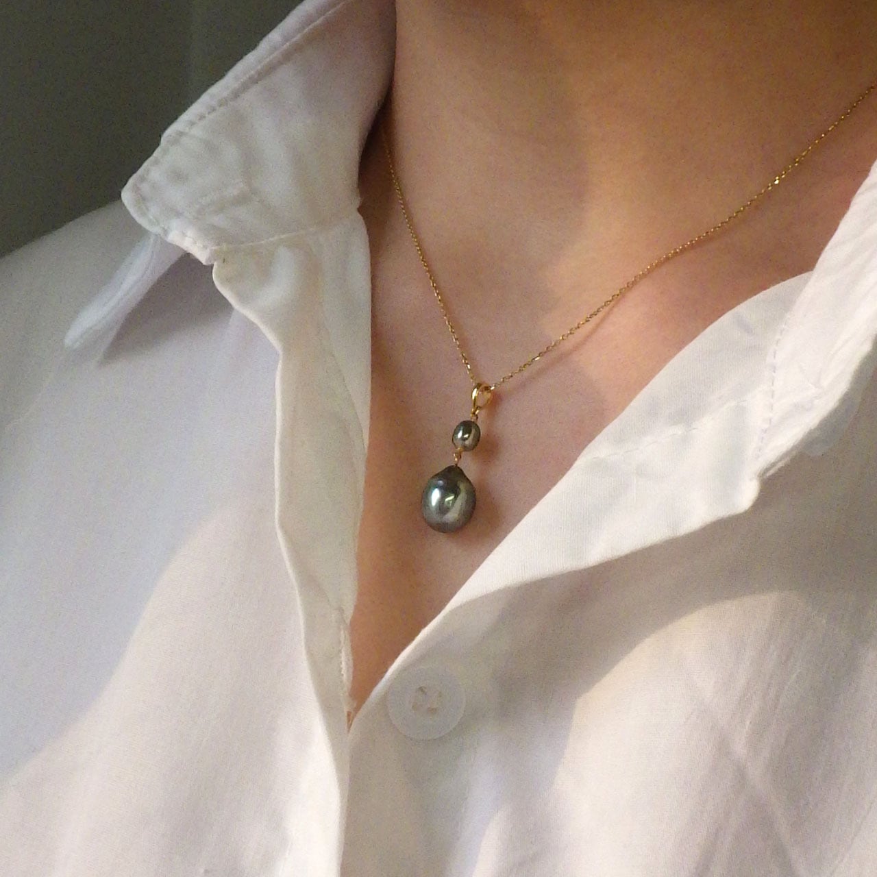 K18YG 南洋黒蝶真珠・黒蝶ケシ真珠 2ピース ペンダントトップ（KR60831