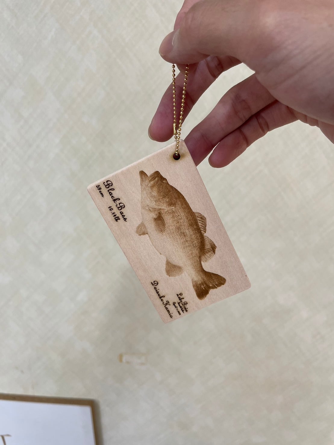 魚拓を木に彫るキーホルダー | 木になる魚拓.com