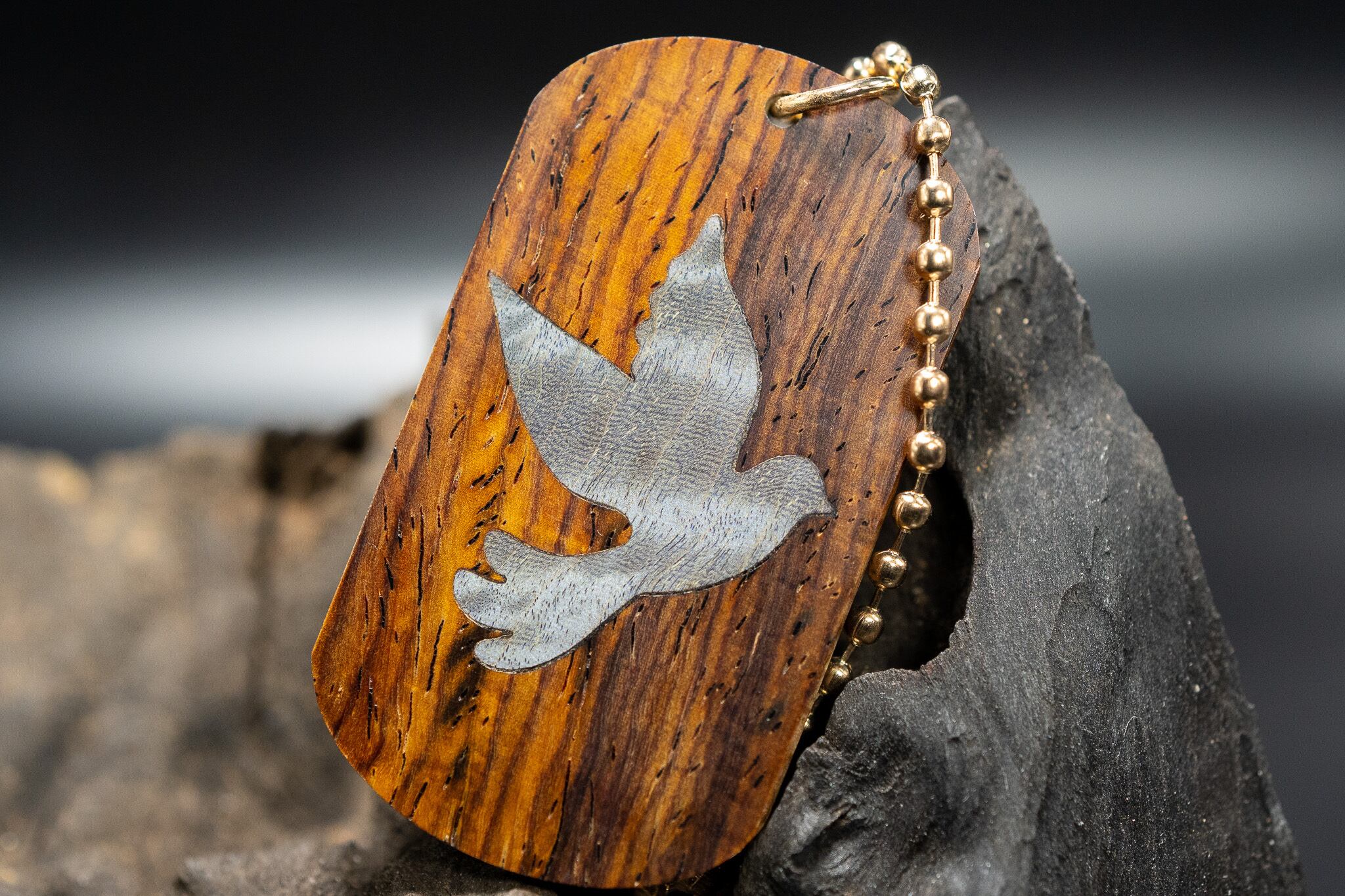 【 エスニックなローズウッド 】ココボロ 糸縮み杢 ドッグタグ 象嵌 幸せを呼ぶ青い鳥