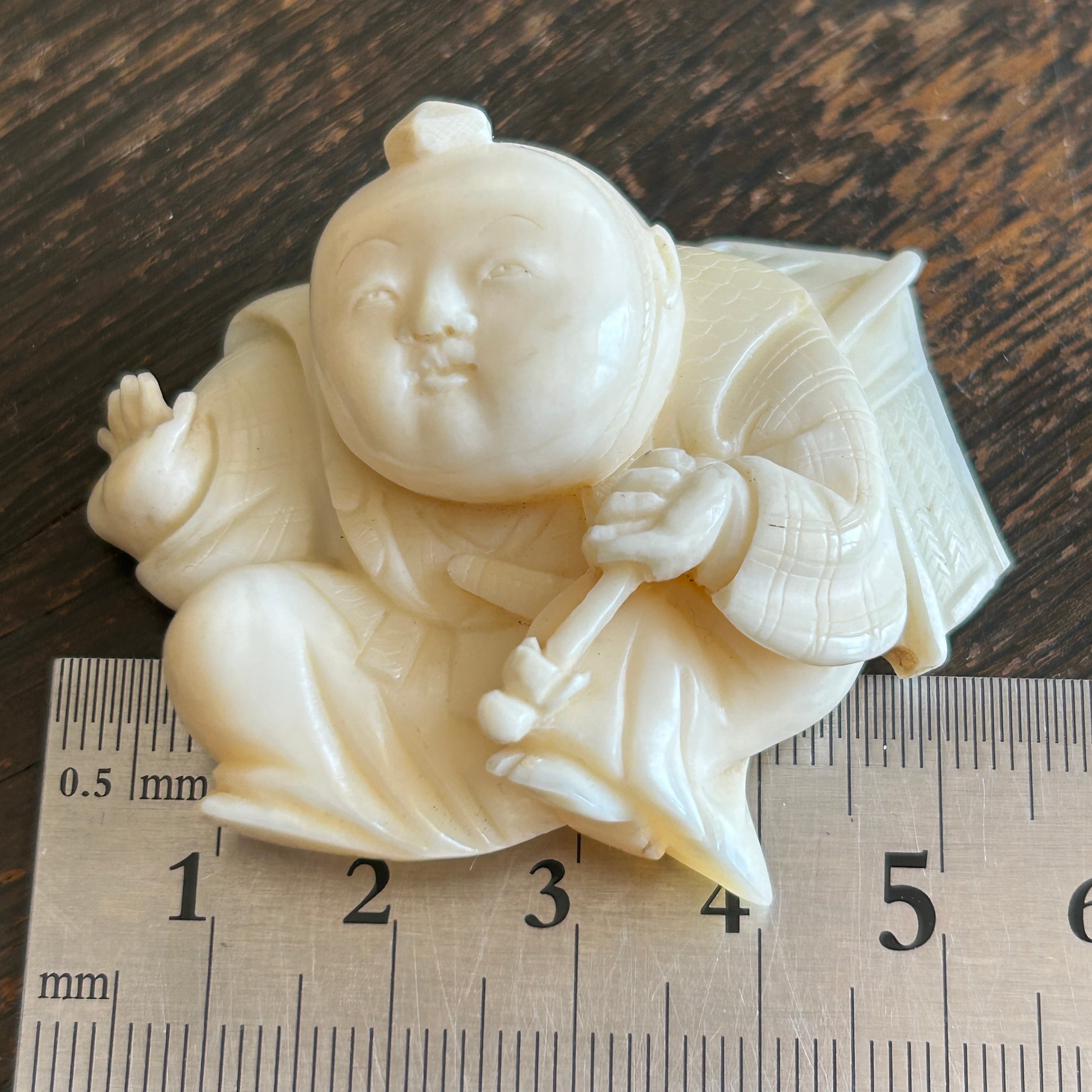 アンティーク　マッコウ鯨歯　なんだか福々しい中間の帯留め