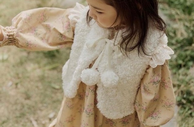 【取寄せ】FLO ジャケット モコモコ 暖かい ポンポン 韓国子供服 女の子 ガール 秋 冬 春 子ども服 韓国 可愛い カワイイ お洒落 オシャレ  85 95cm  95cm 100cm 110cm 120cm 130cm baby ベビー kids キッズ イギリス風