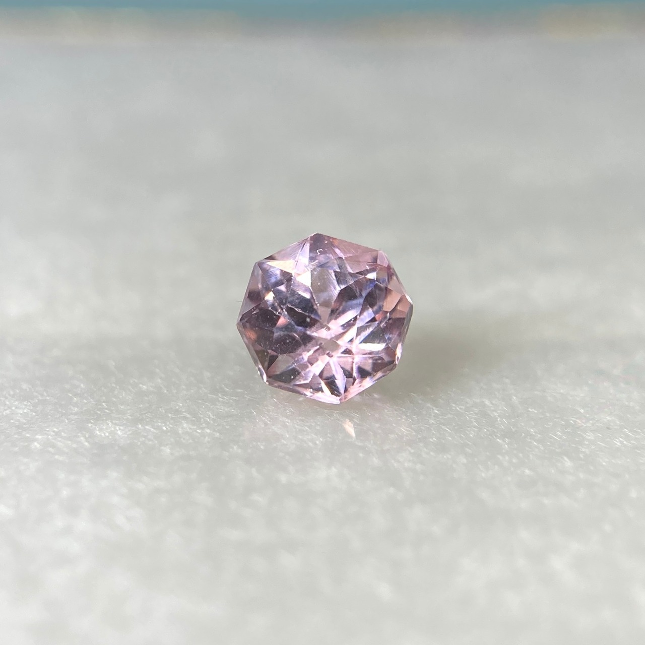 お花みたいなスピネル  約4.4mm*3.3mmmm r-0392