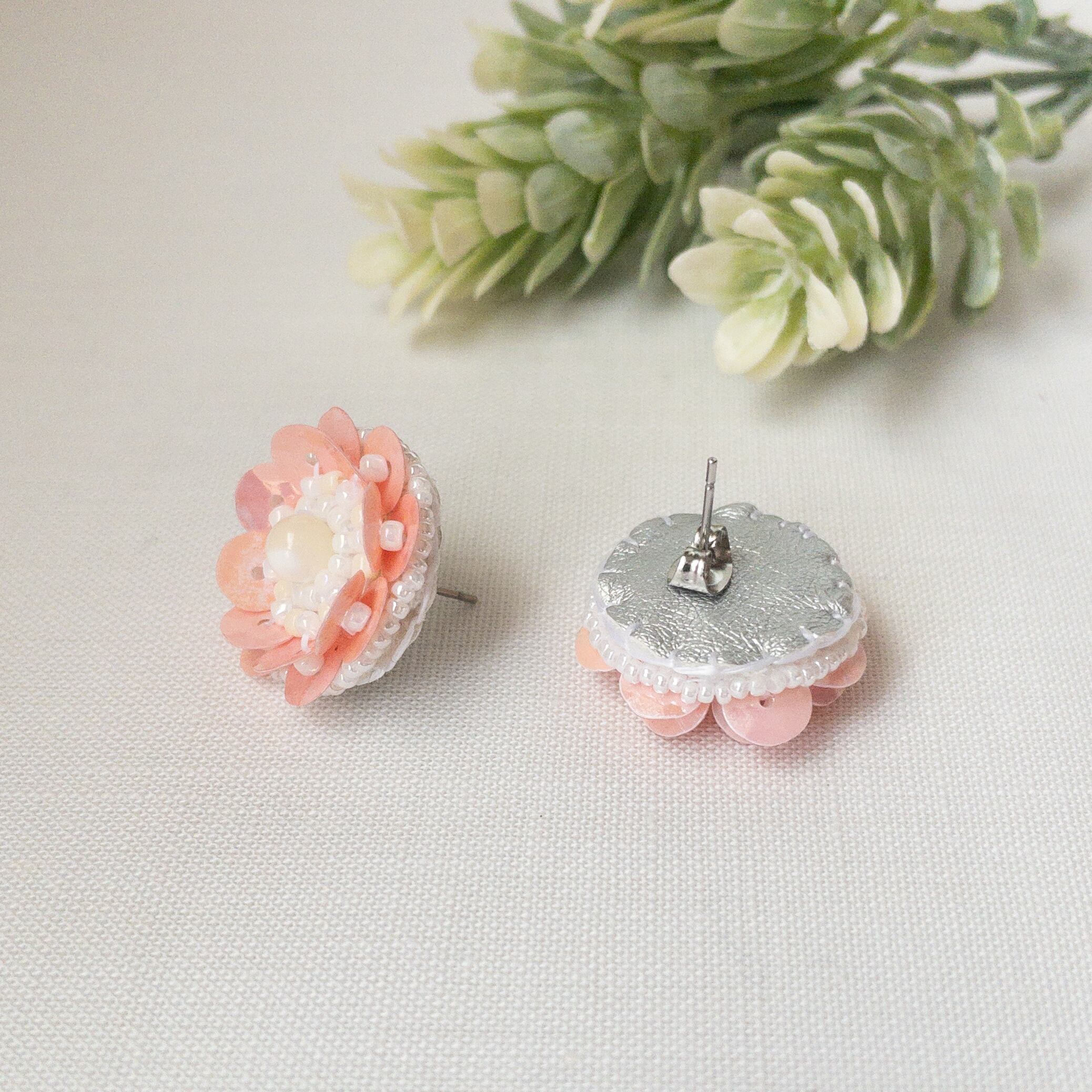 スパンコールのお花 ピアス サーモンピンク | maplesound