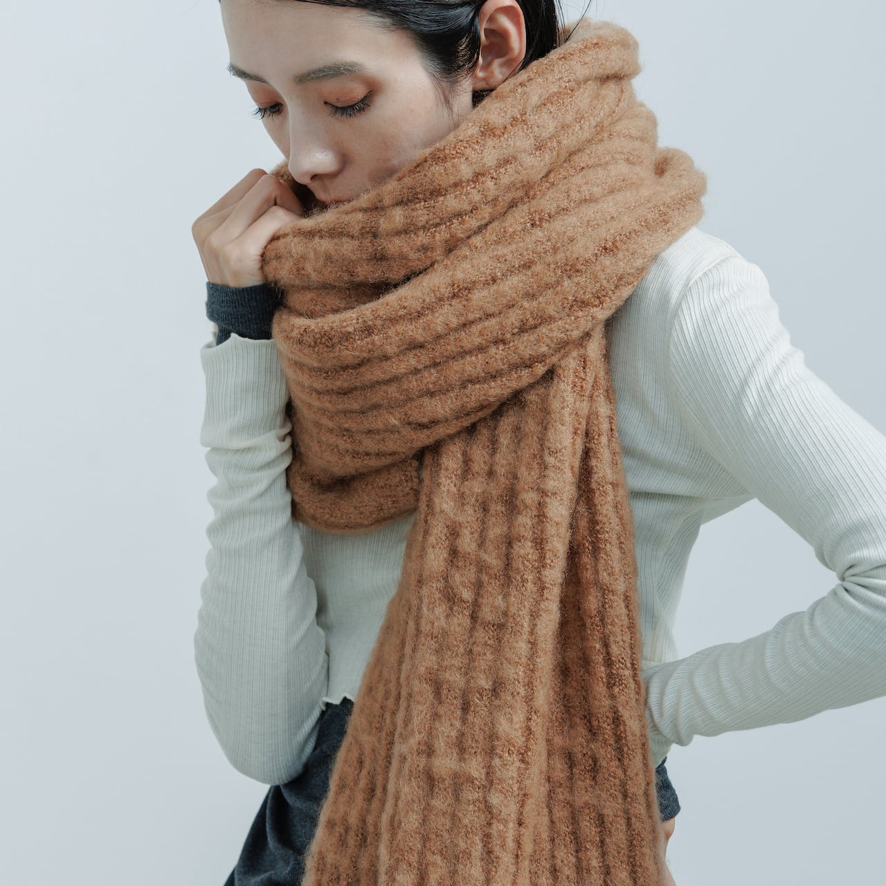 AO-83 long & volume mohair muffler / sky | akio