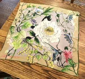 シルクスカーフ「ハチドリのいる庭」（アイボリー）100cm角