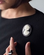 Ombre （オンブル）  ー 上品さと印象の象徴 ヨーロッパヴィンテージのカメオブローチ