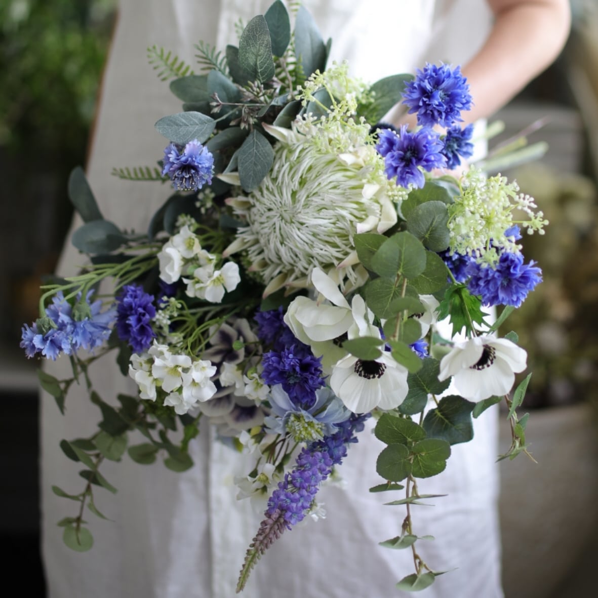 Weddingプロテア入りブルー系カラーのナチュラルクラッチブーケ