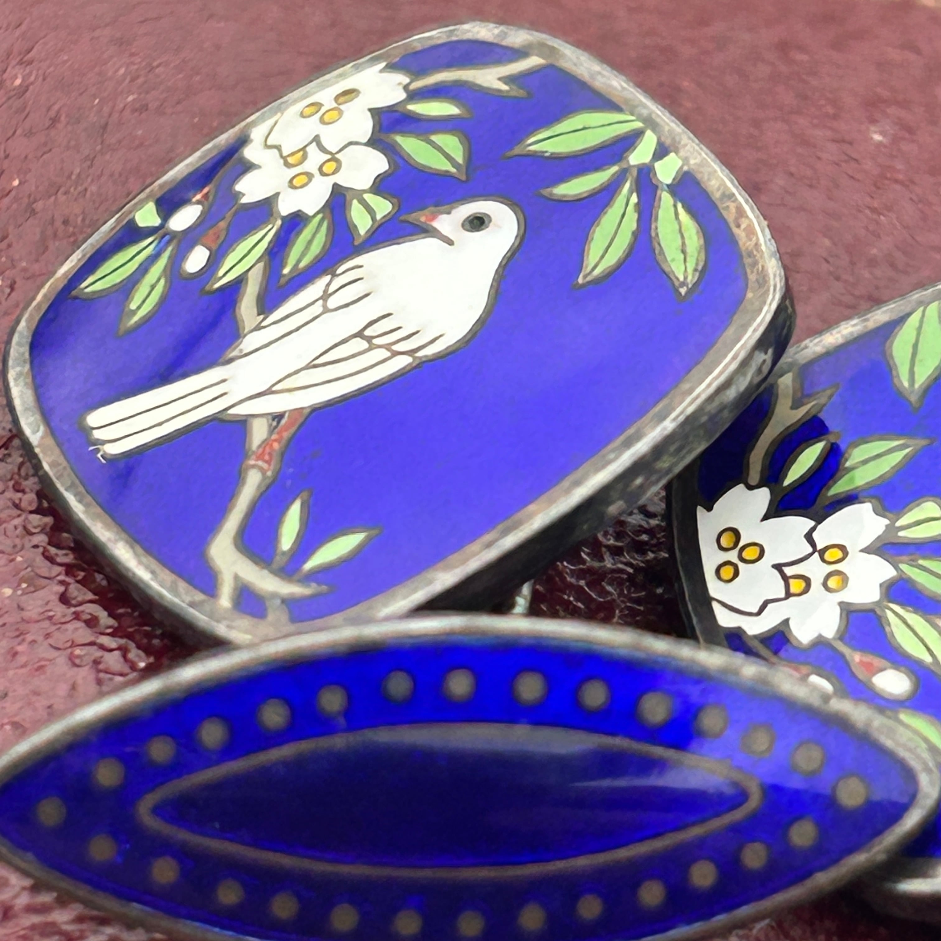 ヴィンテージ 輸出用七宝のカフスボタン　ロイヤルブルーに桜小鳥