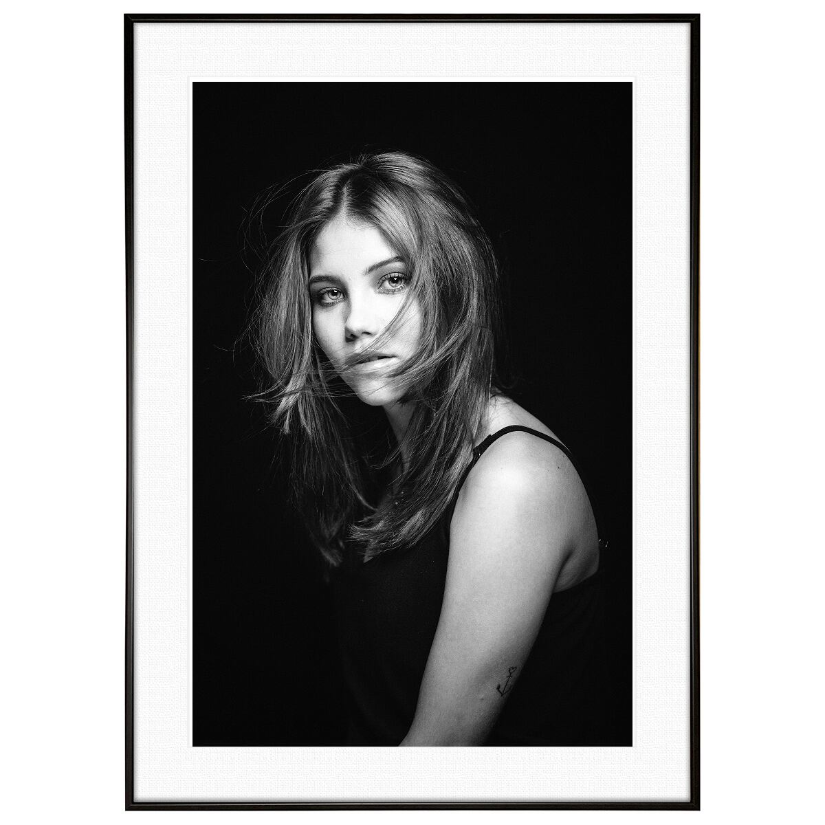 人物写真 黒いタンクトップを着た女性 インテリアモノクロアートポスター額装 AS2373