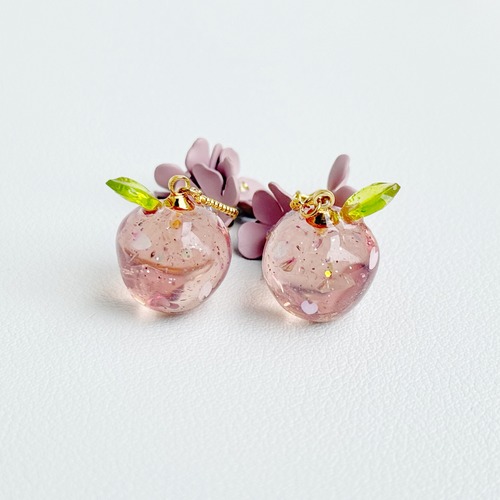 小さな桜リンゴのミニチュアピアス　イヤリング